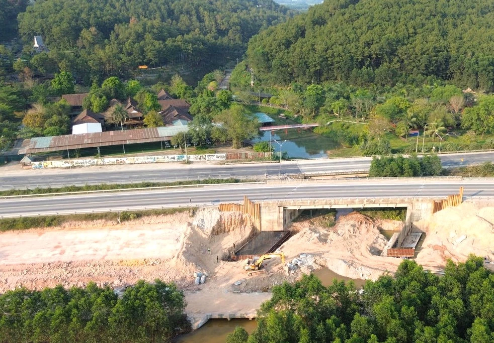 Cao tốc Cam Lộ - La Sơn đang trong quá trình thi công mở rộng.
