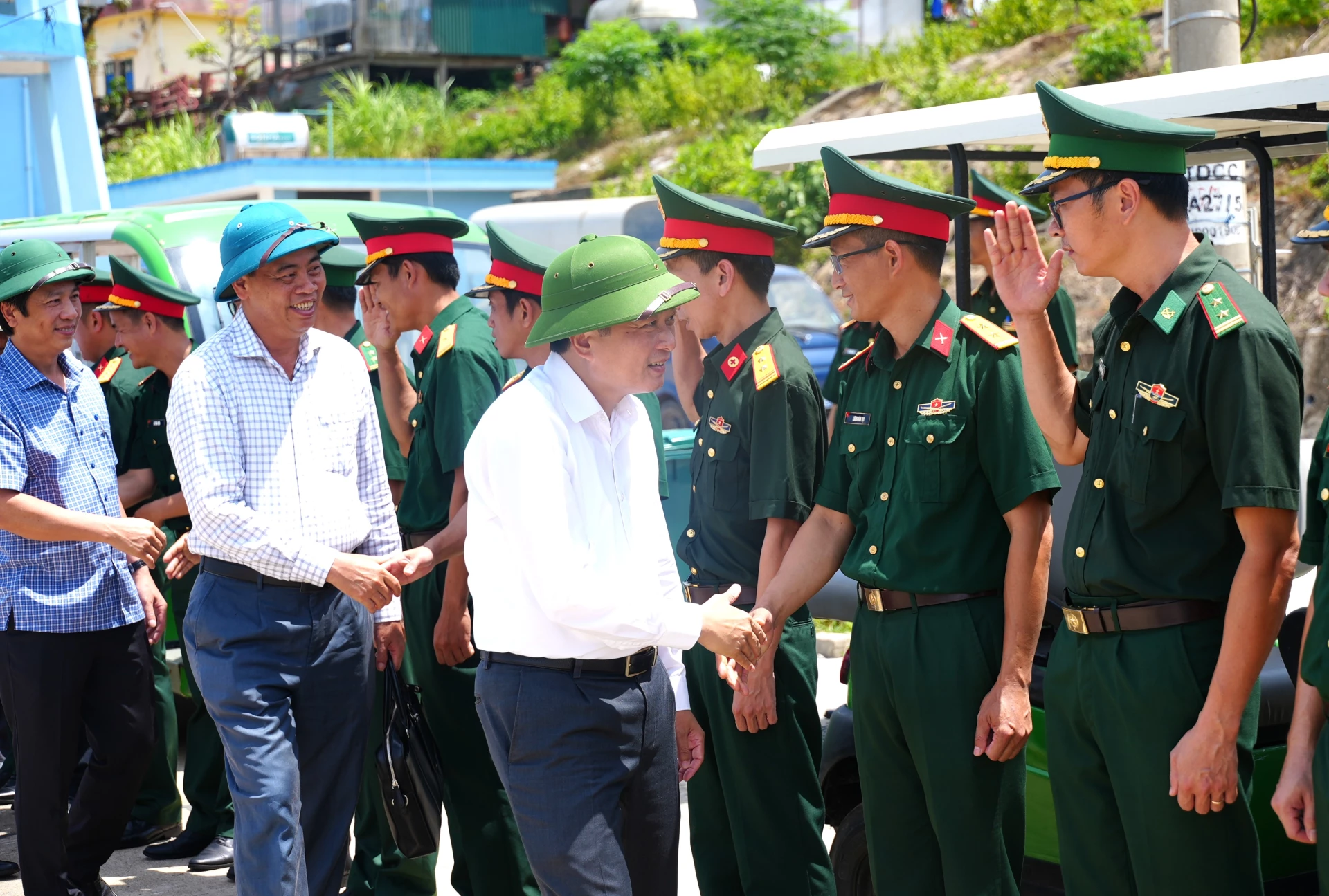 Các đồng chí lãnh đạo tỉnh thăm hỏi, động viên cán bộ, chiến sỹ làm nhiệm vụ ở đặc khu Cồn Cỏ - Ảnh: T.Đ