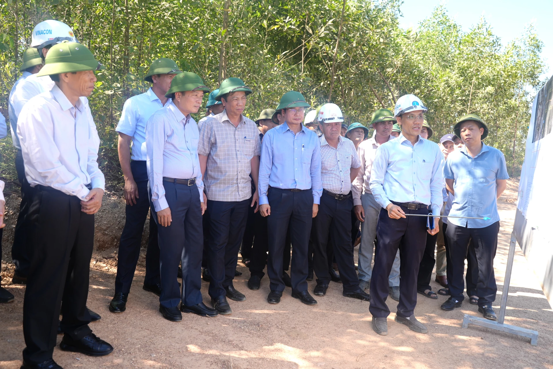 Đồng chí Lê Hồng Vinh, Chủ tịch UBND tỉnh nghe đại diện chủ đầu tư báo cáo về tình hình thực hiện Dự án Quốc lộ 15D đoạn từ cảng Mỹ Thủy đến cao tốc Cam Lộ - La Sơn - Ảnh: T.Đ