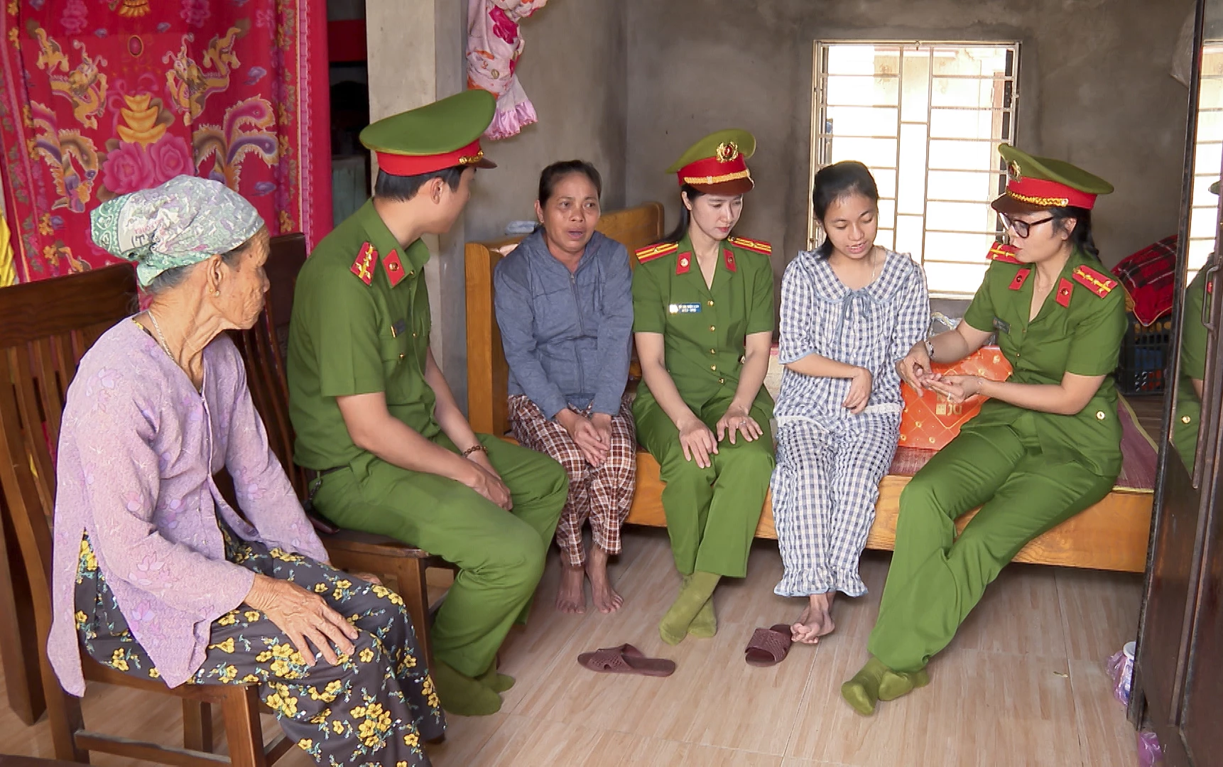 Cán bộ, chiến sĩ Phòng Cảnh sát kinh tế, Công an tỉnh thăm hỏi, động viên mẹ con em Nguyễn Thị Na - Ảnh: Q.V