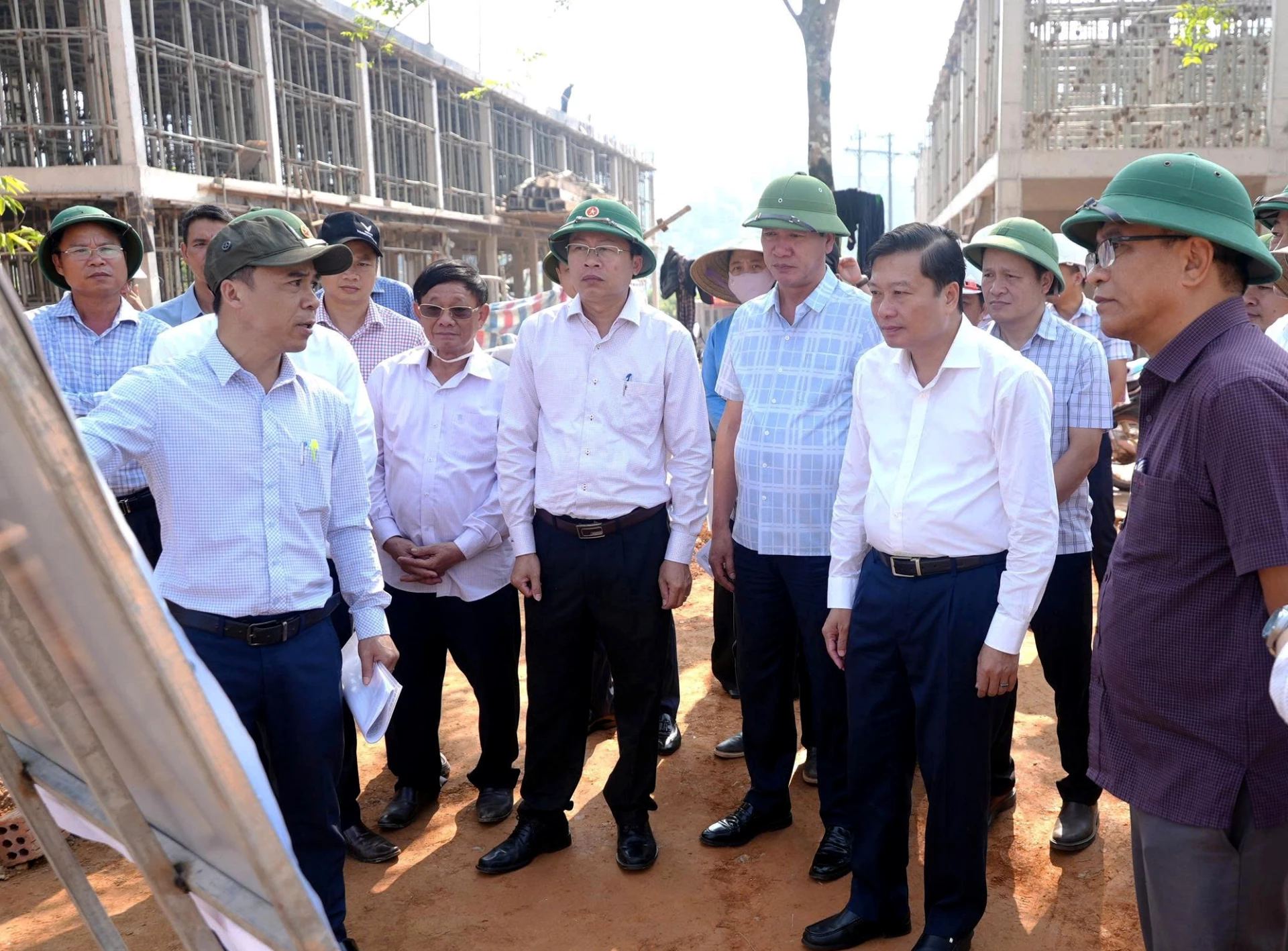 Đồng chí Lê Hồng Vinh, Phó Bí thư Tỉnh ủy, Chủ tịch UBND tỉnh kiểm tra tiến độ thực hiện dự án Trường nội trú tiểu học và THCS Đakrông - Ảnh: Q.V