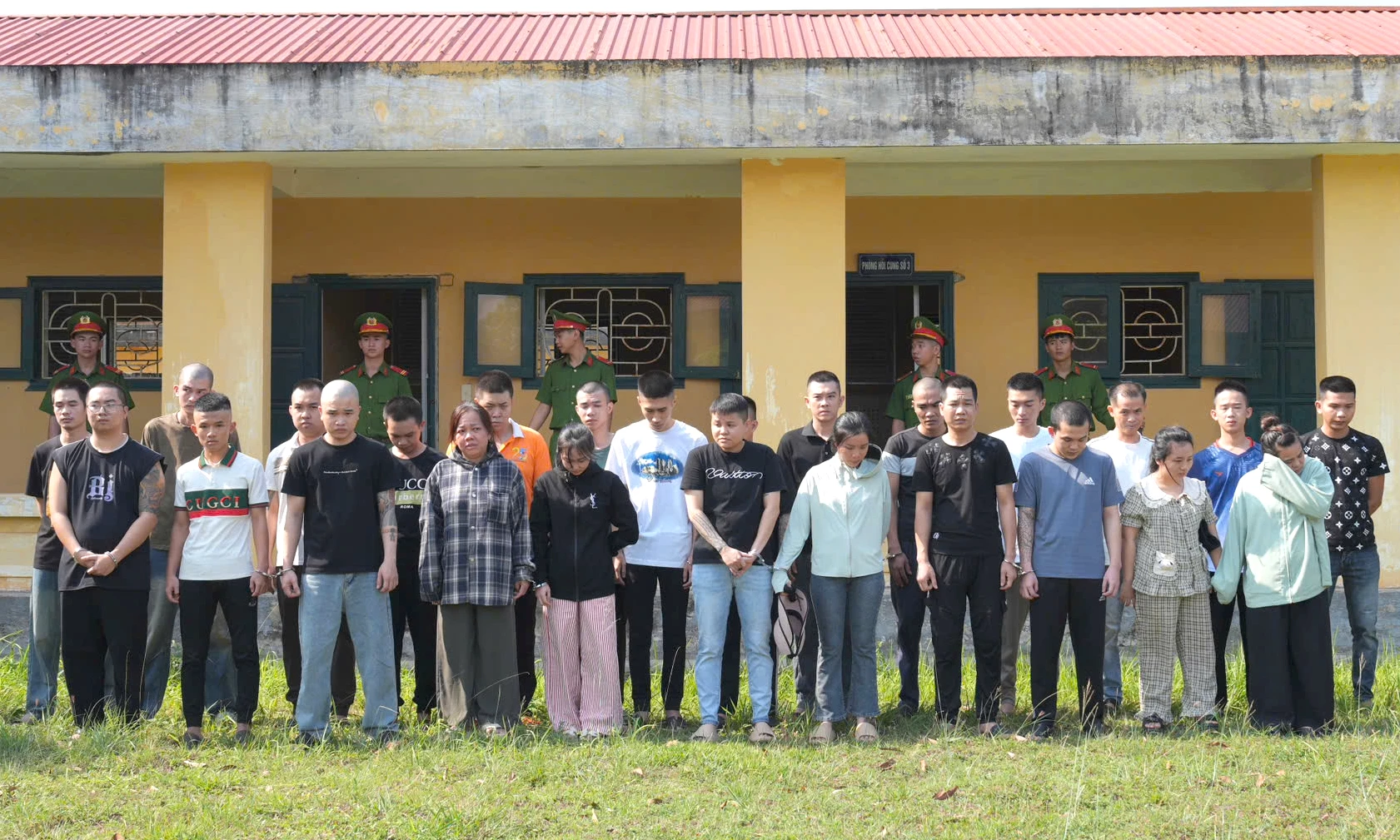 Các đối tượng trong đường dây bị bắt giữ - Ảnh: N.Q.V