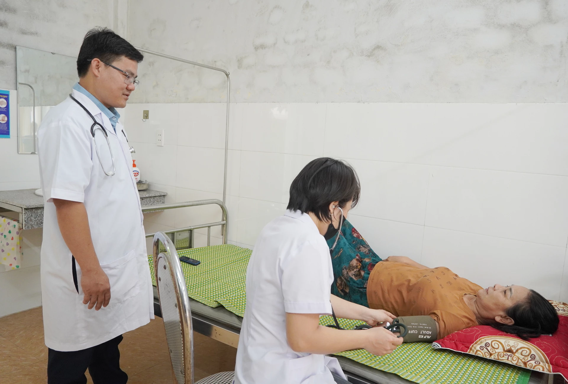 Bác sĩ Trạm Y tế xã Nam Trạch kiểm tra sức khỏe cho người dân - Ảnh: C.N