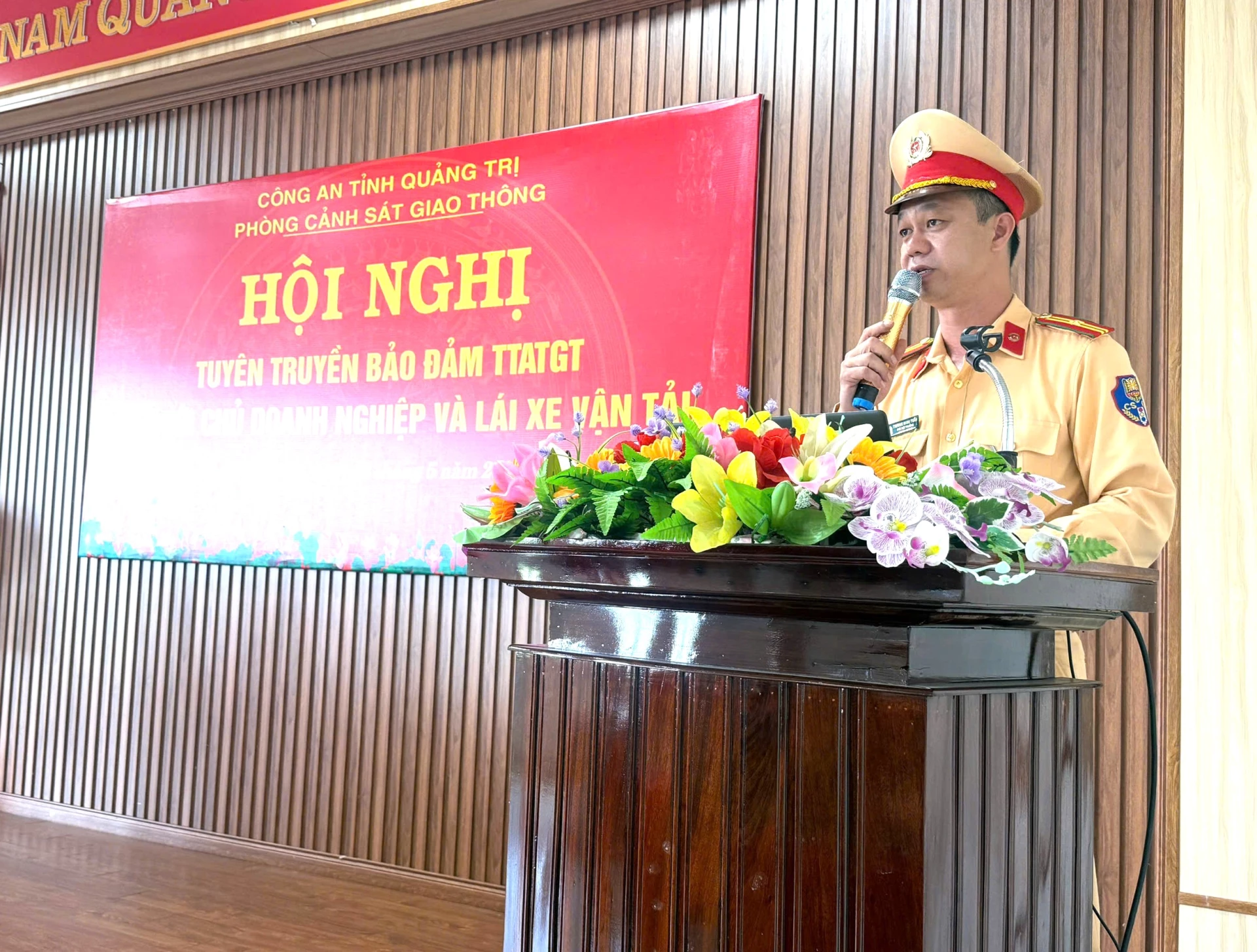 Cán bộ Phòng CSGT, Công an tỉnh tuyên truyền, nhắc nhở về các hành vi vi phạm là nguyên nhân trực tiếp dẫn đến tai nạn giao thông - Ảnh: T.Đ