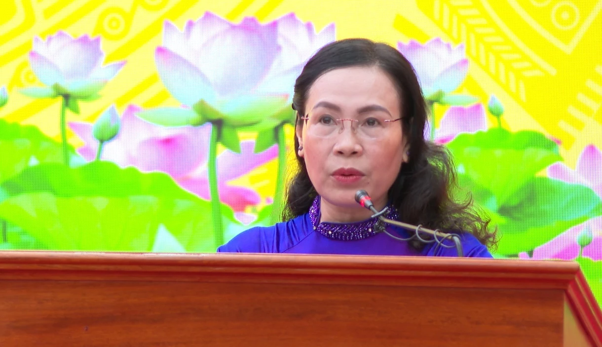 Đồng chí Phạm Thị Hân, ủy viên Ban Thường vu Tỉnh ủy, Phó Chủ tịch Thường trực HĐND tỉnh trình bày Tờ trình ban hành kế hoạch tổ chức các kỳ họp thường lệ năm 2026 - BC