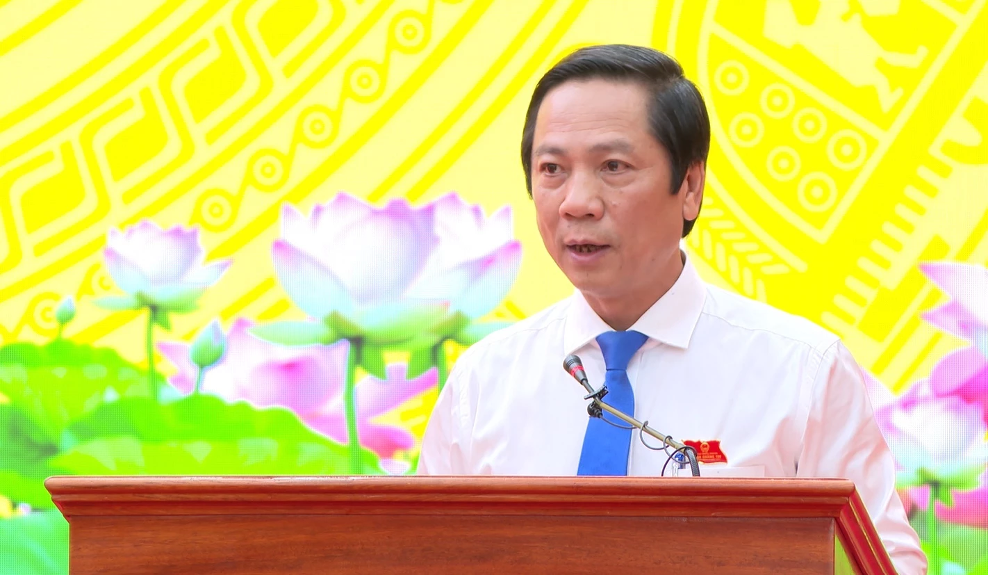 Đồng chí Hoàng Nam, Ủy viên Ban Thường vụ Tỉnh ủy, Phó Chủ tịch Thường trực UBND tỉnh trình bày Tờ trình chung về các nội dung trình kỳ họp - Ảnh: BC