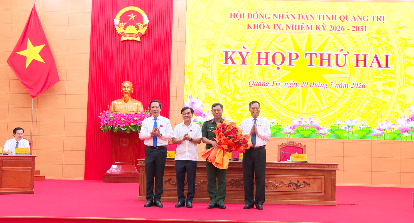 Đồng chí Nguyễn Đăng Quang, Phó Bí thư Tỉnh ủy, Chủ tịch HĐND tỉnh và đồng chí Nguyễn Chiến Thắng, Phó Bí thư Tỉnh ủy, Chủ tịch ủy ban MTTQ Việt Nam tỉnh tặng hoa chúc mừng đồng chí Phan Thắng - Ảnh: BC