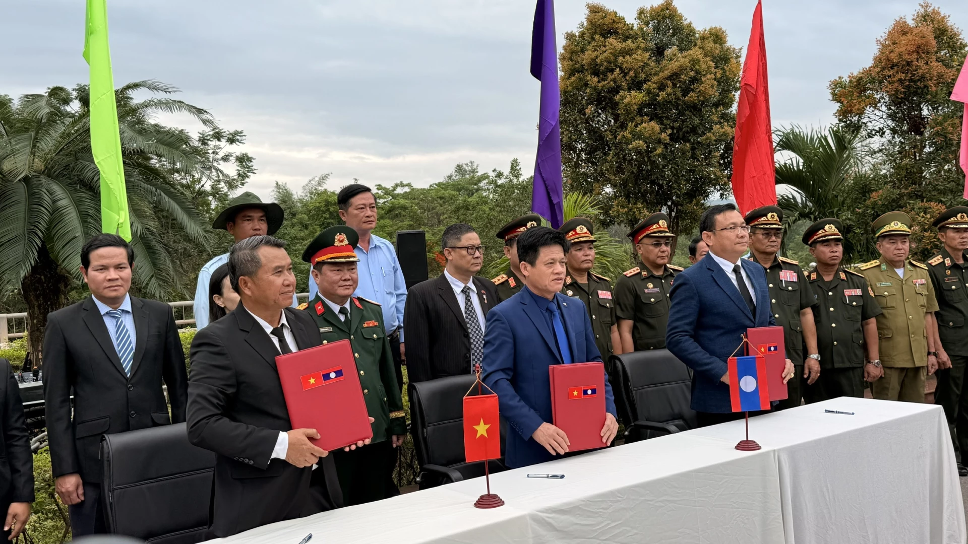Lãnh đạo tỉnh Quảng Trị và tỉnh Sa Vẳn Na Khẹt, tỉnh Khăm Muồn ký kết bàn giao hài cốt liệt sĩ - Ảnh: Hoàng Hùng