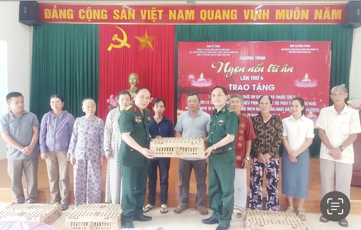 Thượng tá Nguyễn Văn Á - trái trao quà đền ơn đáp nghĩa ở Quảng Trị - 