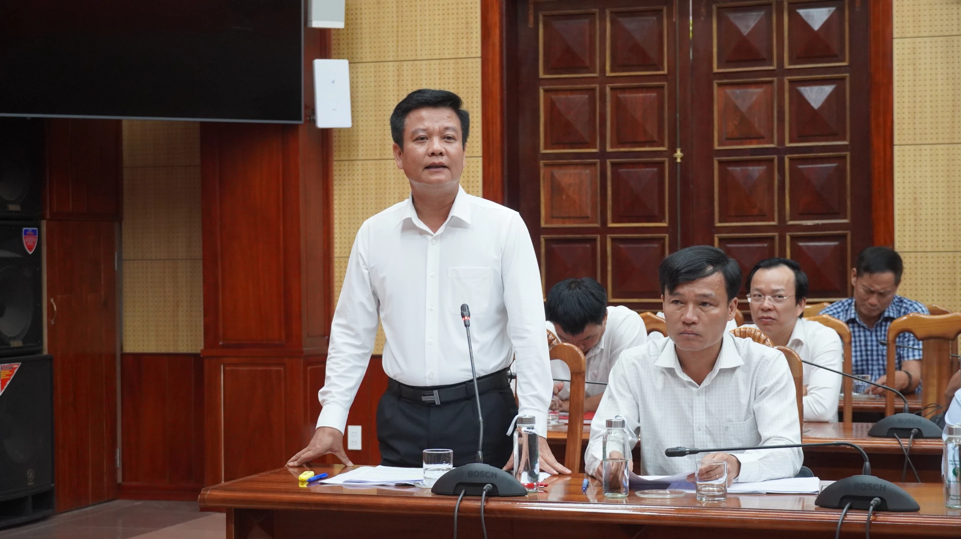Lãnh đạo sở Nông nghiệp và Môi trường trả lời kiến nghị của bà con nông dân - Ảnh: NL