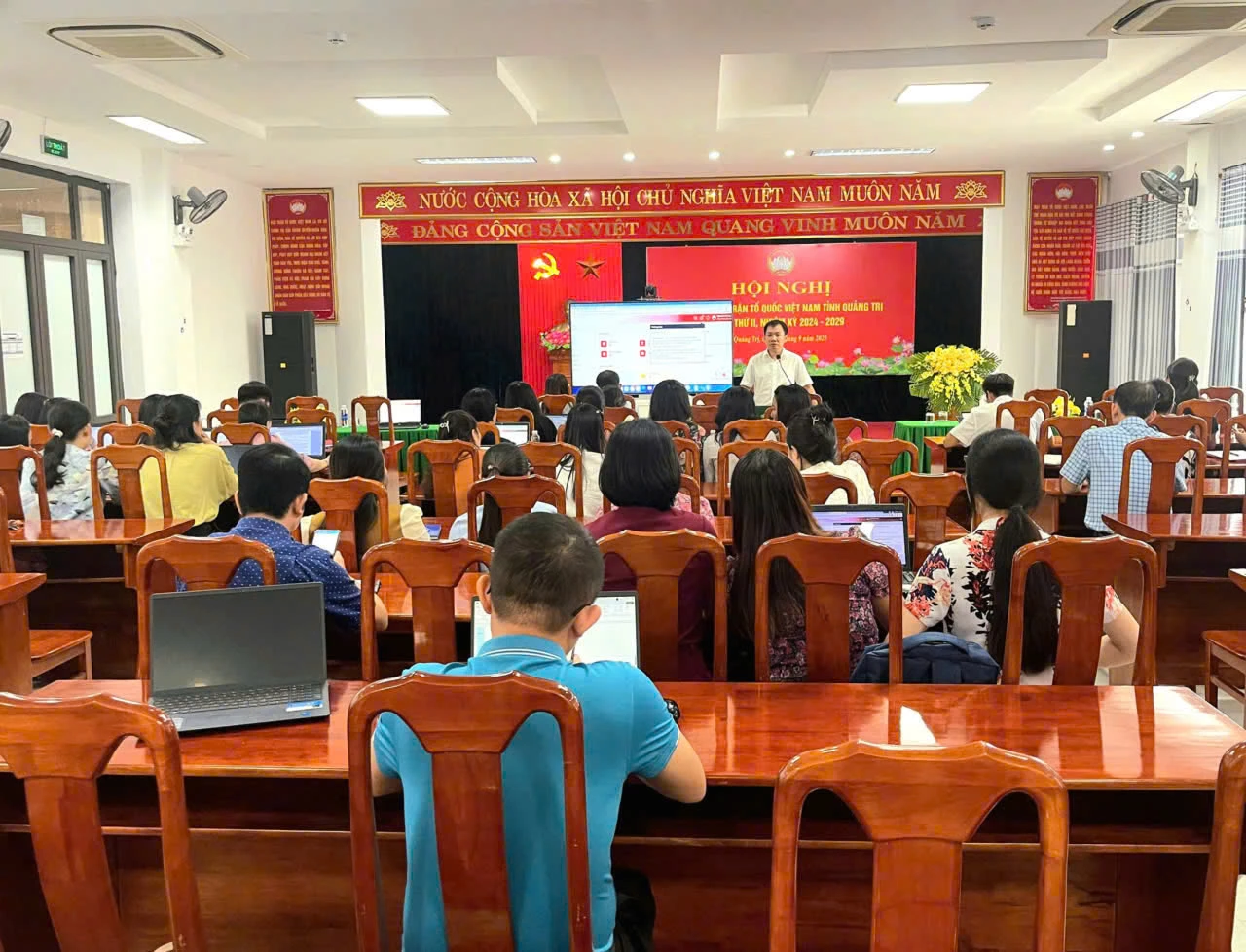 Tổ chức tập huấn ứng dụng chuyển đổi số trong công tác cho cán bộ Mặt trận - Ảnh: N.L