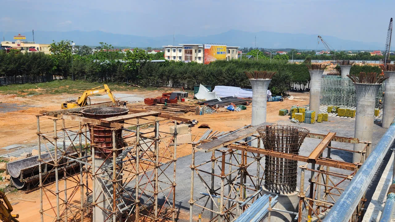 Đẩy nhanh tiến độ thi công dự án Nhà ga hành khách T2-Cảng hàng không Đồng Hới - Ảnh: Q.V