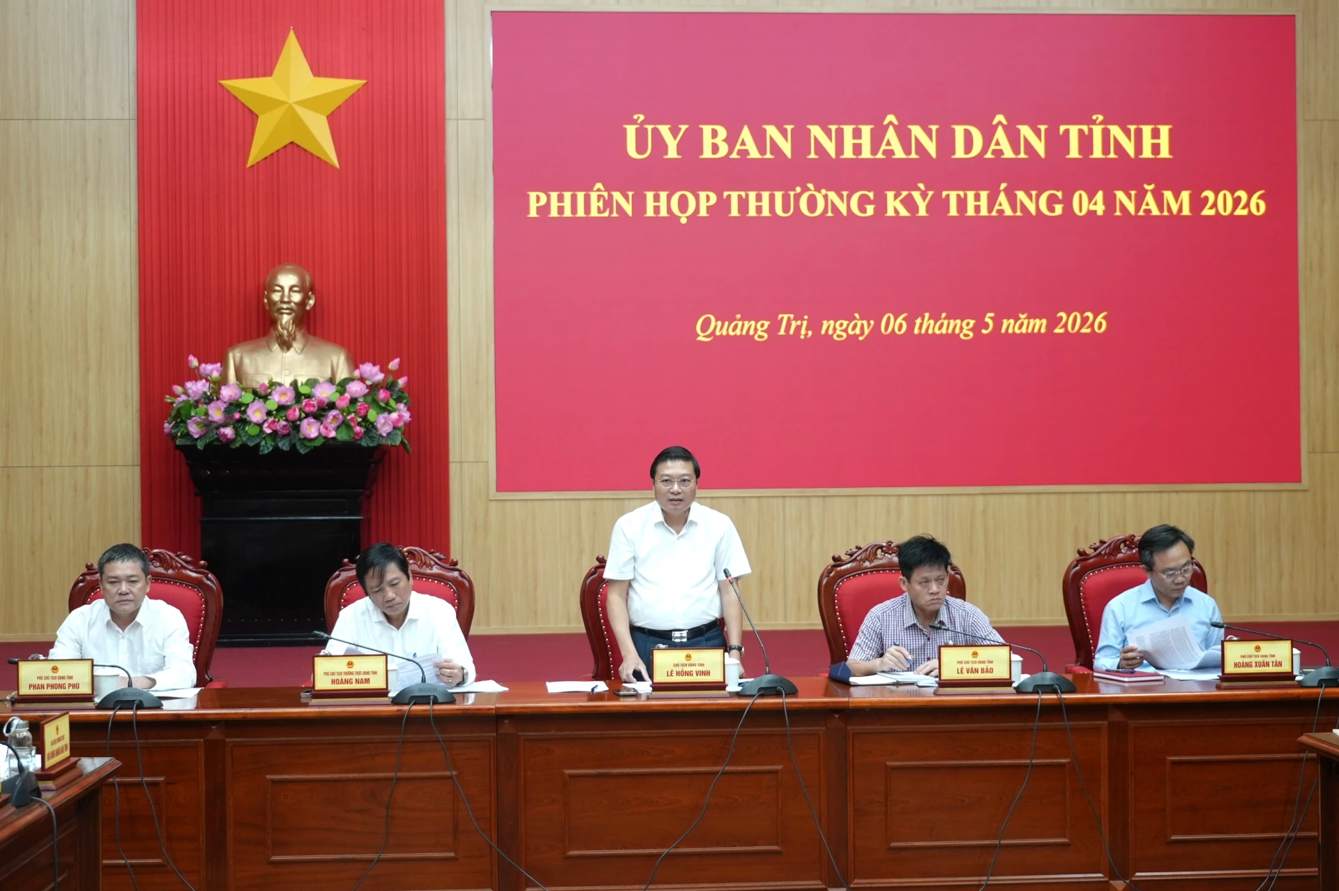Đồng chí Lê Hồng Vinh, Chủ tịch UBND tỉnh và các đồng chí Phó Chủ tịch UBND tỉnh chủ trì phiên họp - Ảnh: T.Đ