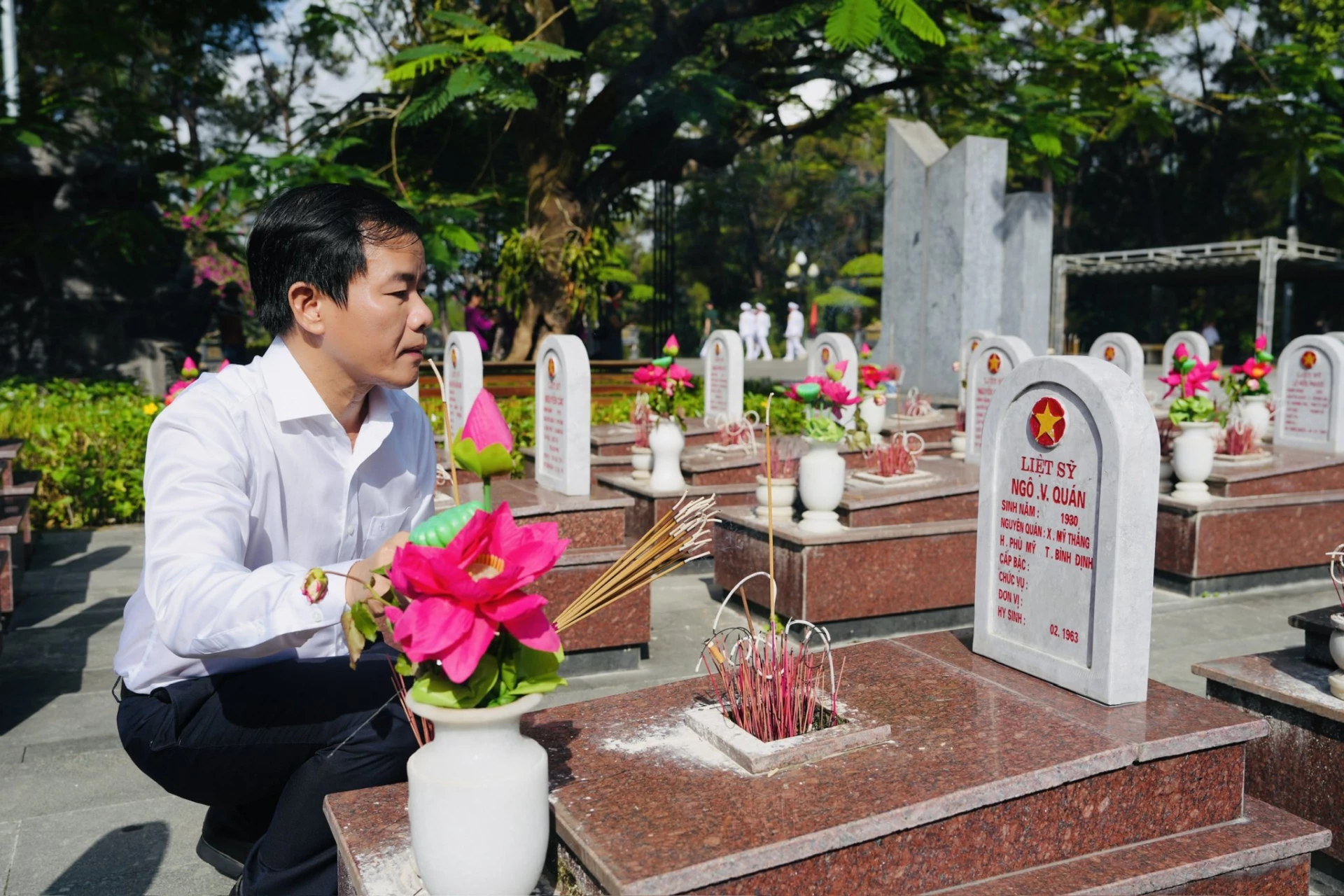 Đồng chí Nguyễn Văn Phương, Bí thư Tỉnh ủy dâng hương tại phần mộ các liệt sĩ - Ảnh: Mỹ Nhị