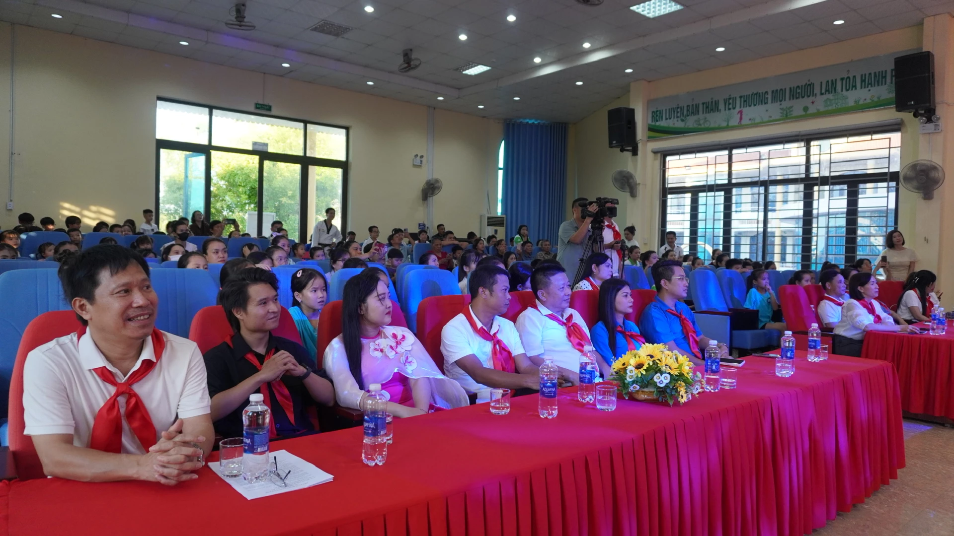 Đại biểu tham dự buổi lễ - Ảnh: H.T