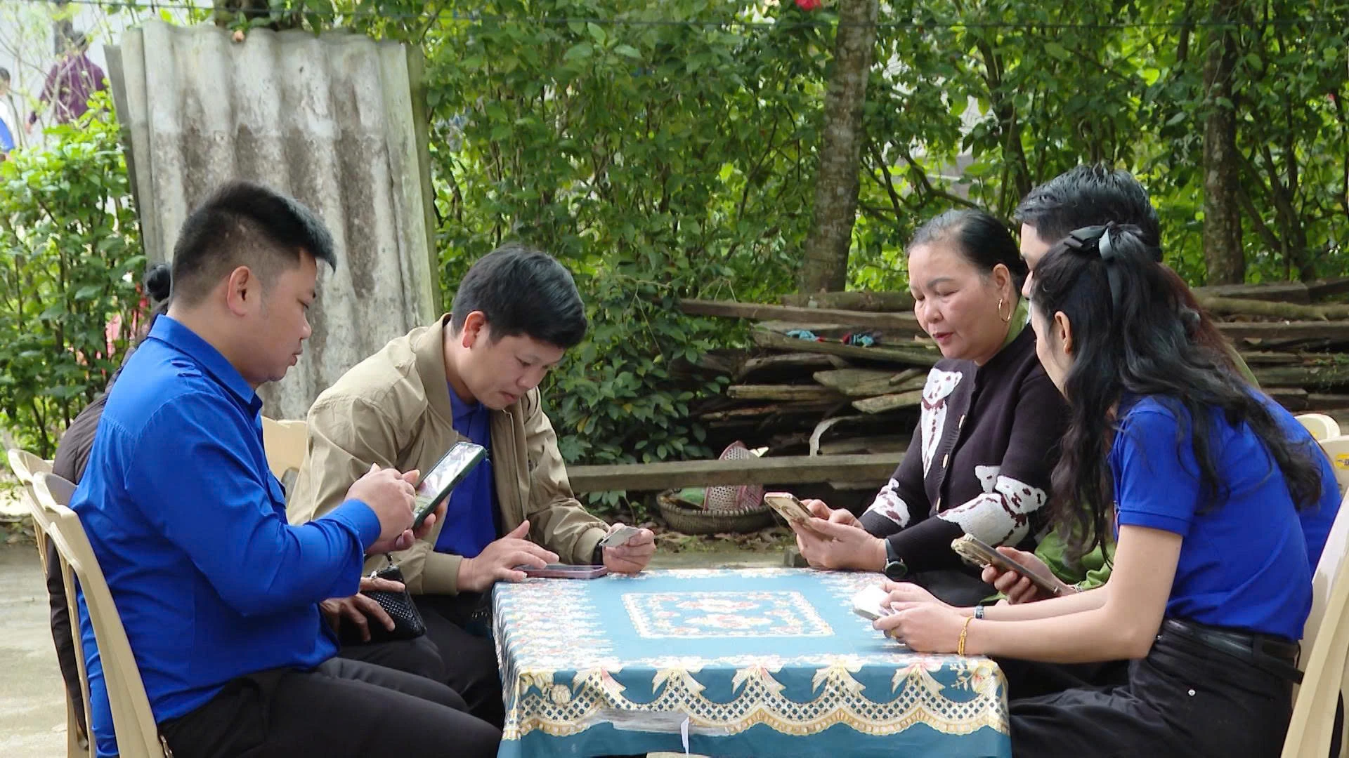 Đoàn viên, thanh niên đồng hành hỗ trợ người dân trong công cuộc chuyển đổi số - Ảnh: Q.V