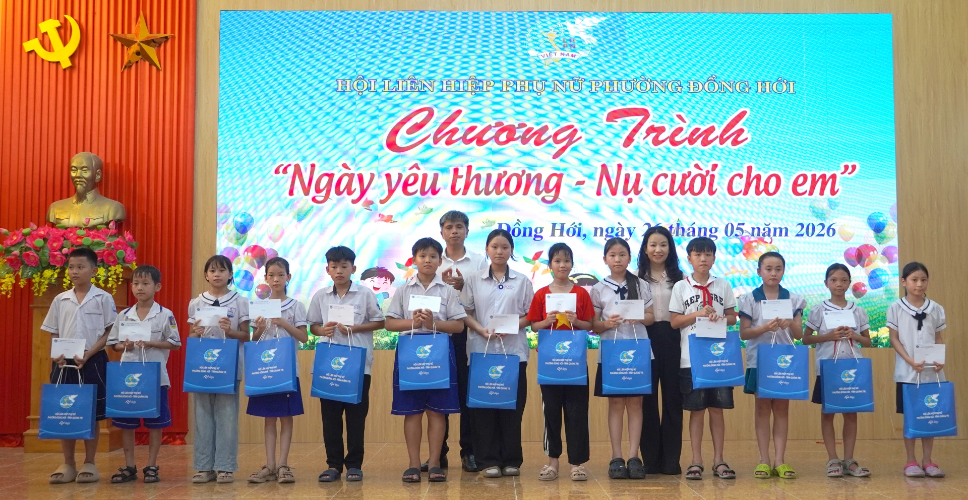 Đại diện lãnh đạo phường Đồng Hới trao quà cho các em - Ảnh: H.Tr