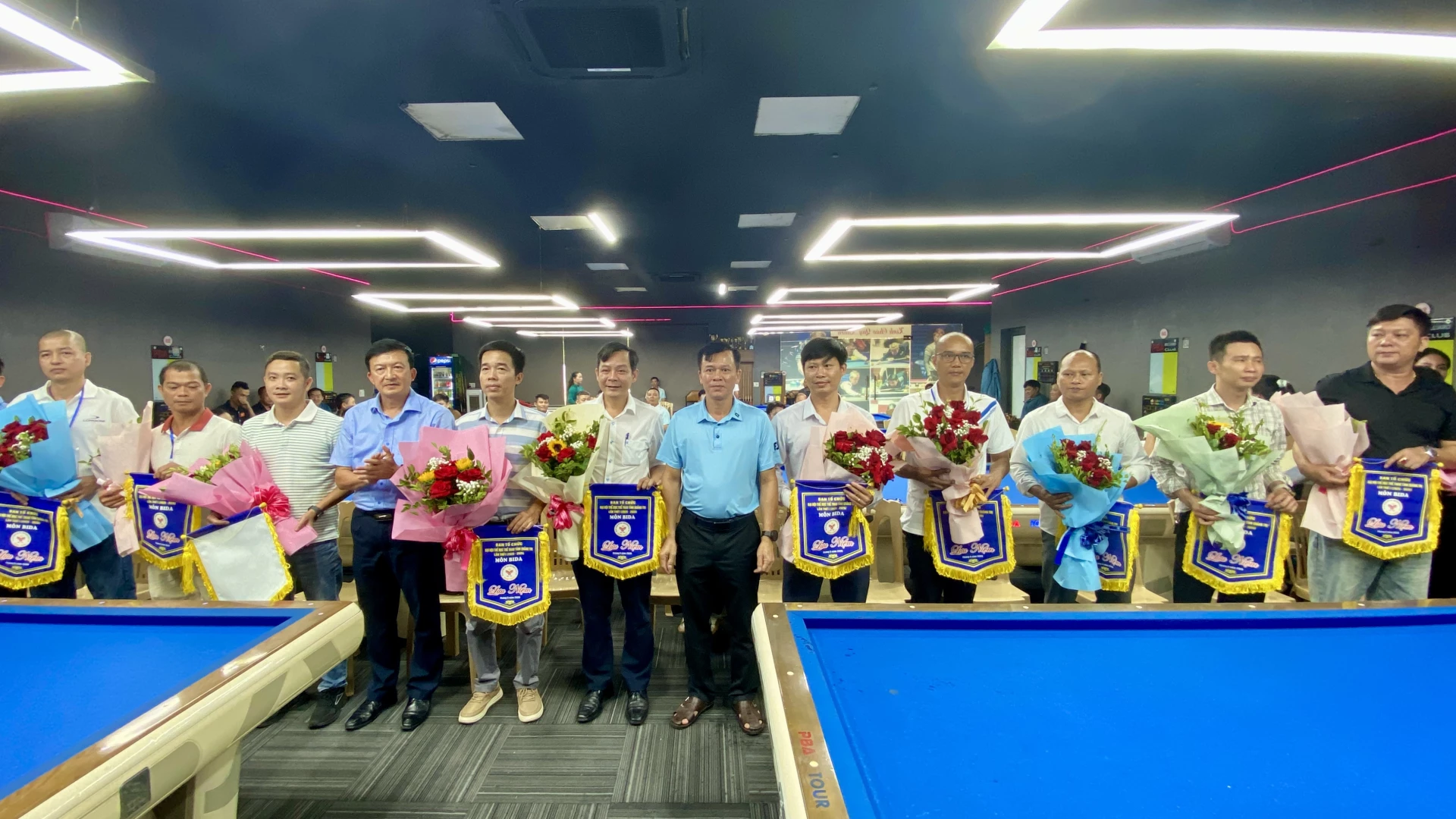 Ban Tổ chức tặng hoa cho các đoàn tham dự giải - Ảnh: H.N