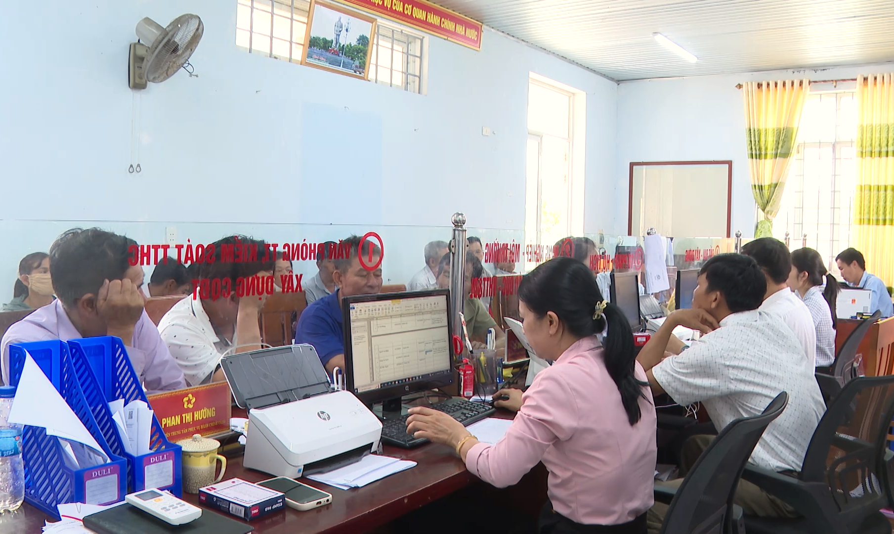 Cán bộ Trung tâm Phục vụ hành chính công xã Nam Cửa Việt giải quyết các thủ tục hành chính cho người dân - Ảnh: Q.V
