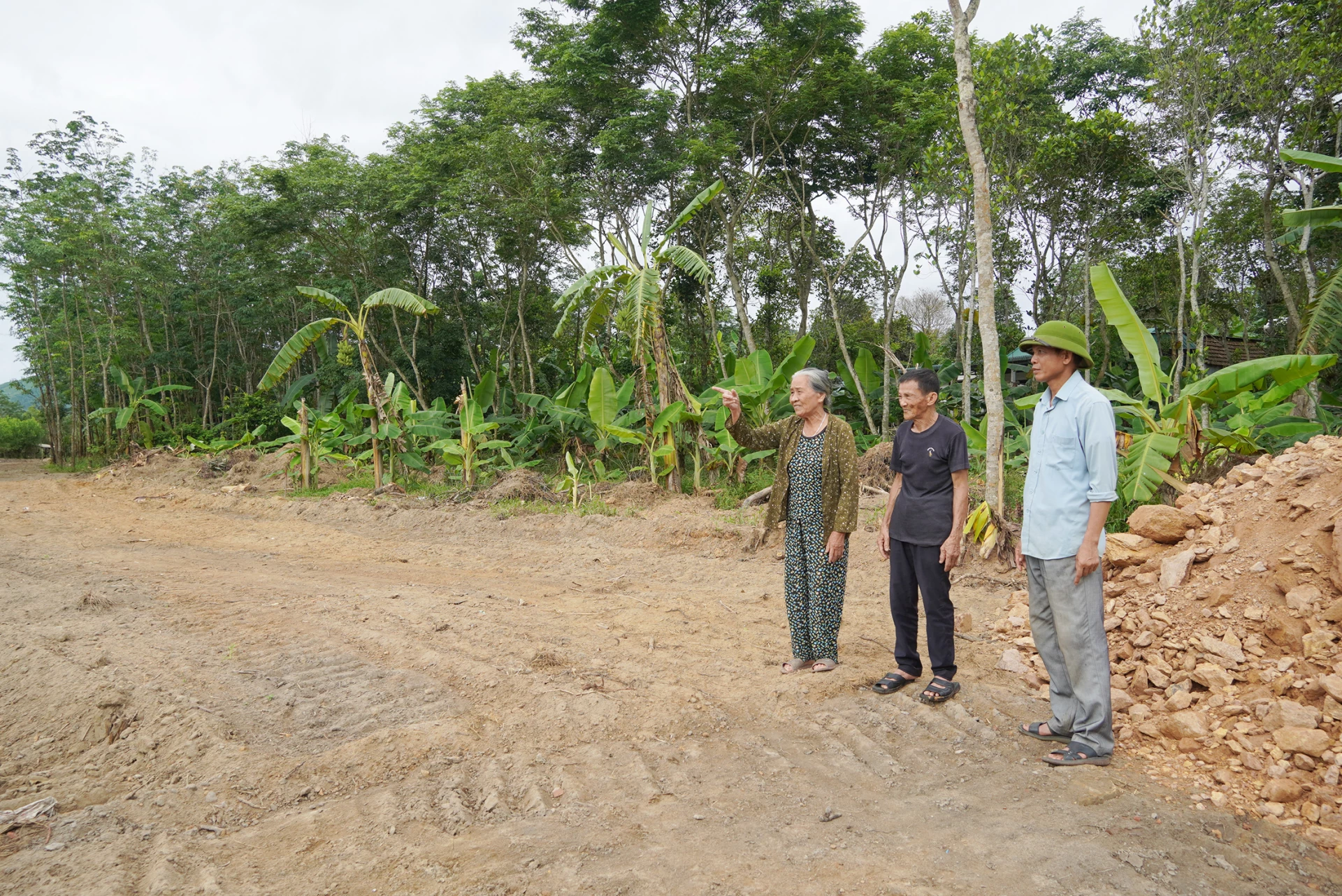 Vợ chồng ông Phạm Minh Xiến, bà Cao Thị Lơ (bên trái), xã Nam Trạch hiến 600m2 đất làm đường - Ảnh: L.M