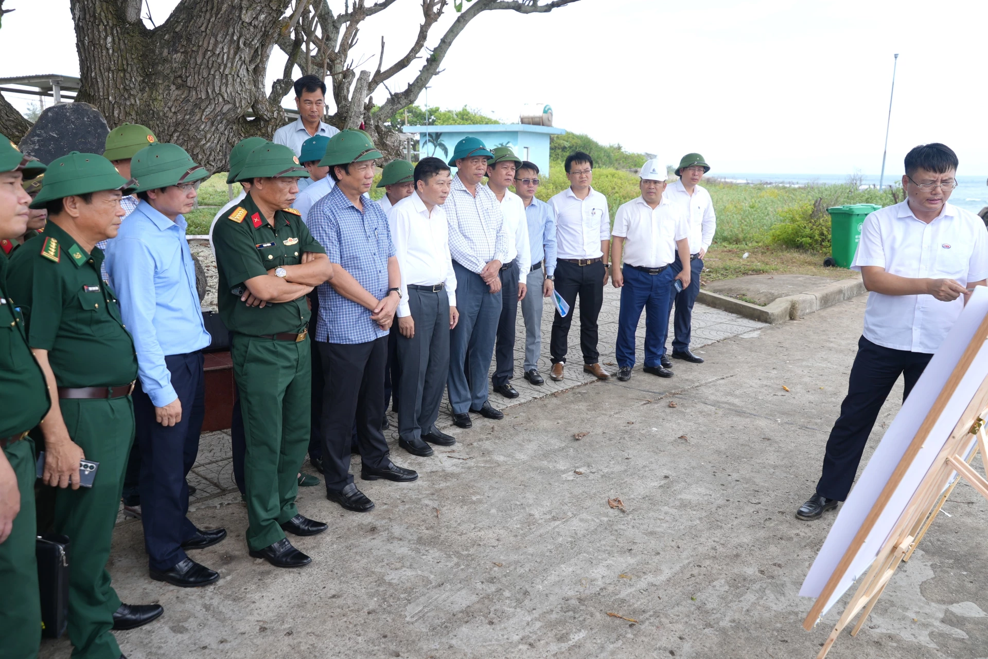 Các đồng chí lãnh đạo tỉnh kiểm tra, khảo sát một số khu vực xung quanh đảo Cồn Cỏ - Ảnh: T.Đ