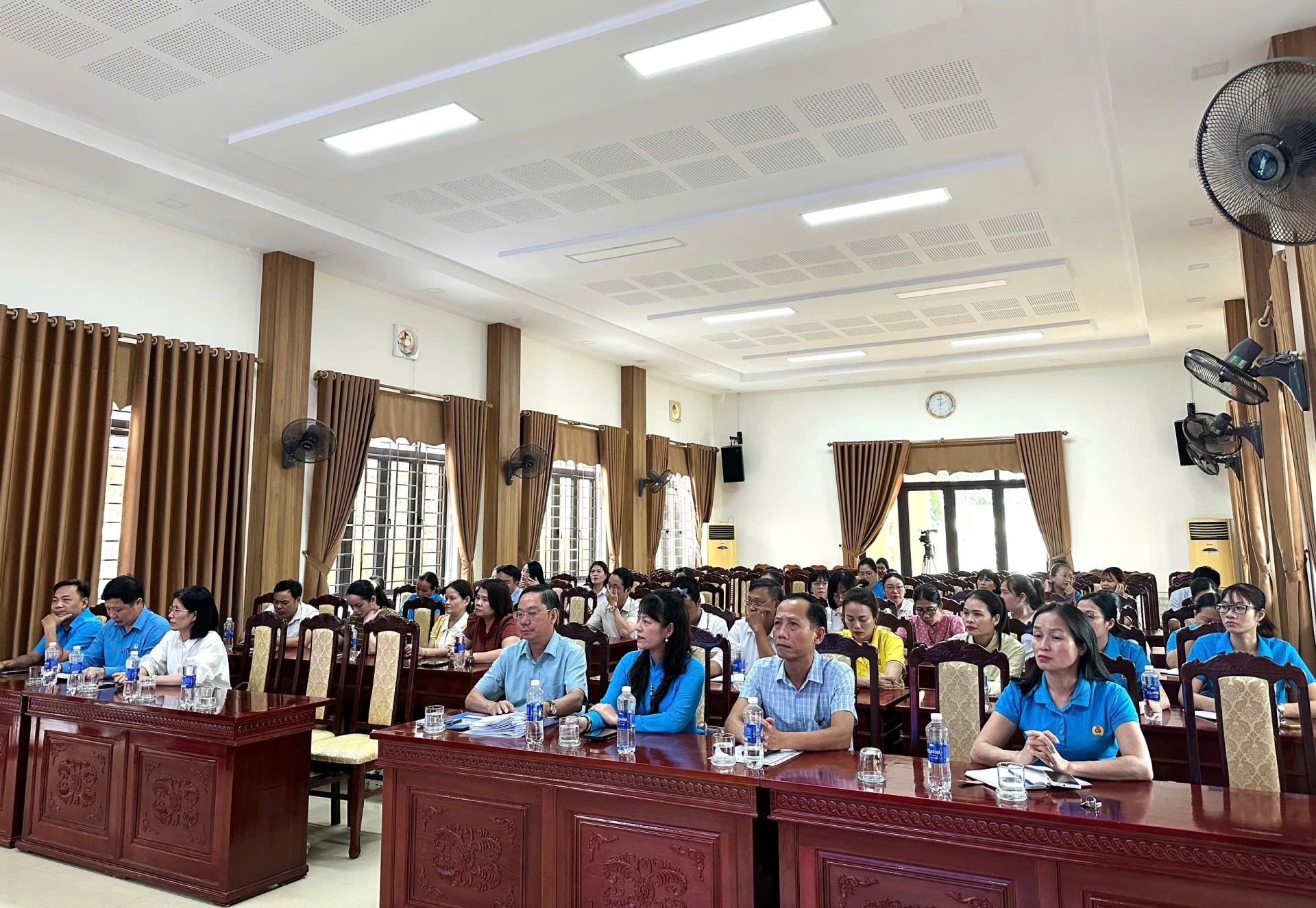 Đông đảo cán bộ, công đoàn viên tham dự hội nghị. Ảnh: LO 
