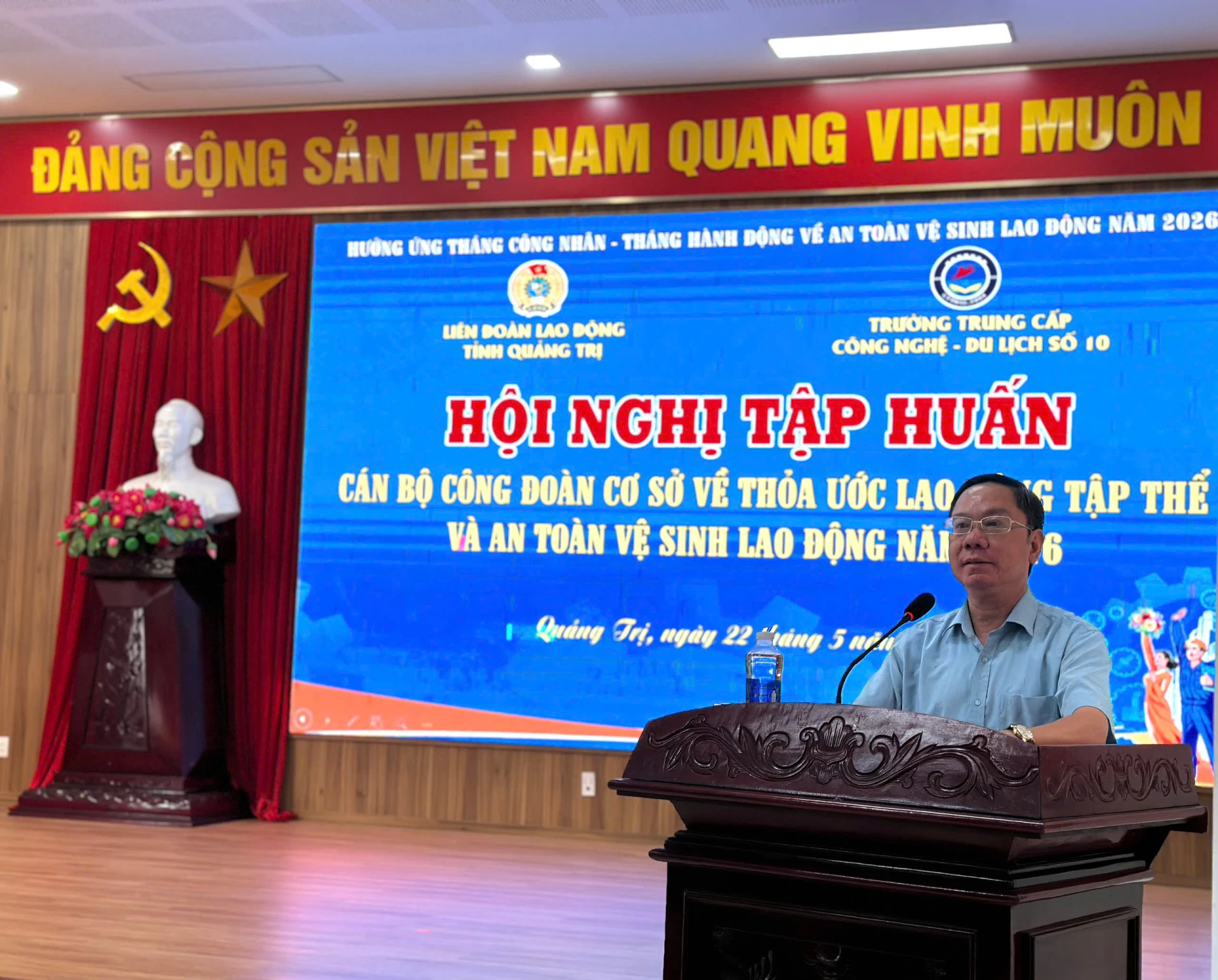 Lãnh đạo Liên đoàn Lao động tỉnh Quảng Trị phát biểu tại hội nghị. Ảnh: LO 