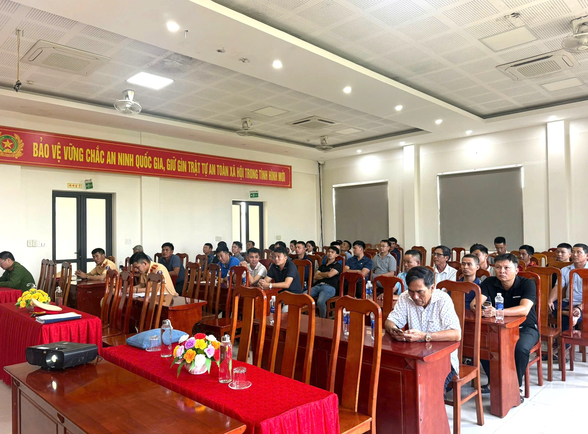 Hơn 130 doanh nghiệp, chủ phương tiện và lái xe tham gia buổi tuyên truyền -  Ảnh: T.Đ
