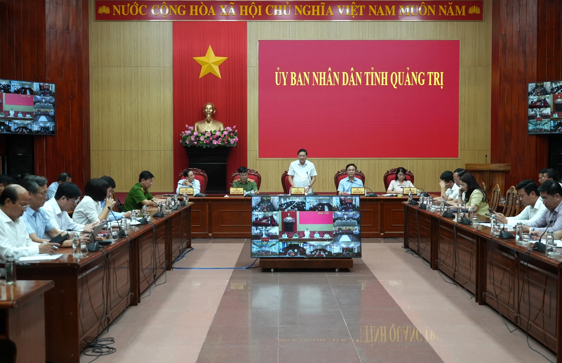  Đồng chí Lê Hồng Vinh, Chủ tịch UBND tỉnh chủ trì phiên họp - Ảnh: T.Đ