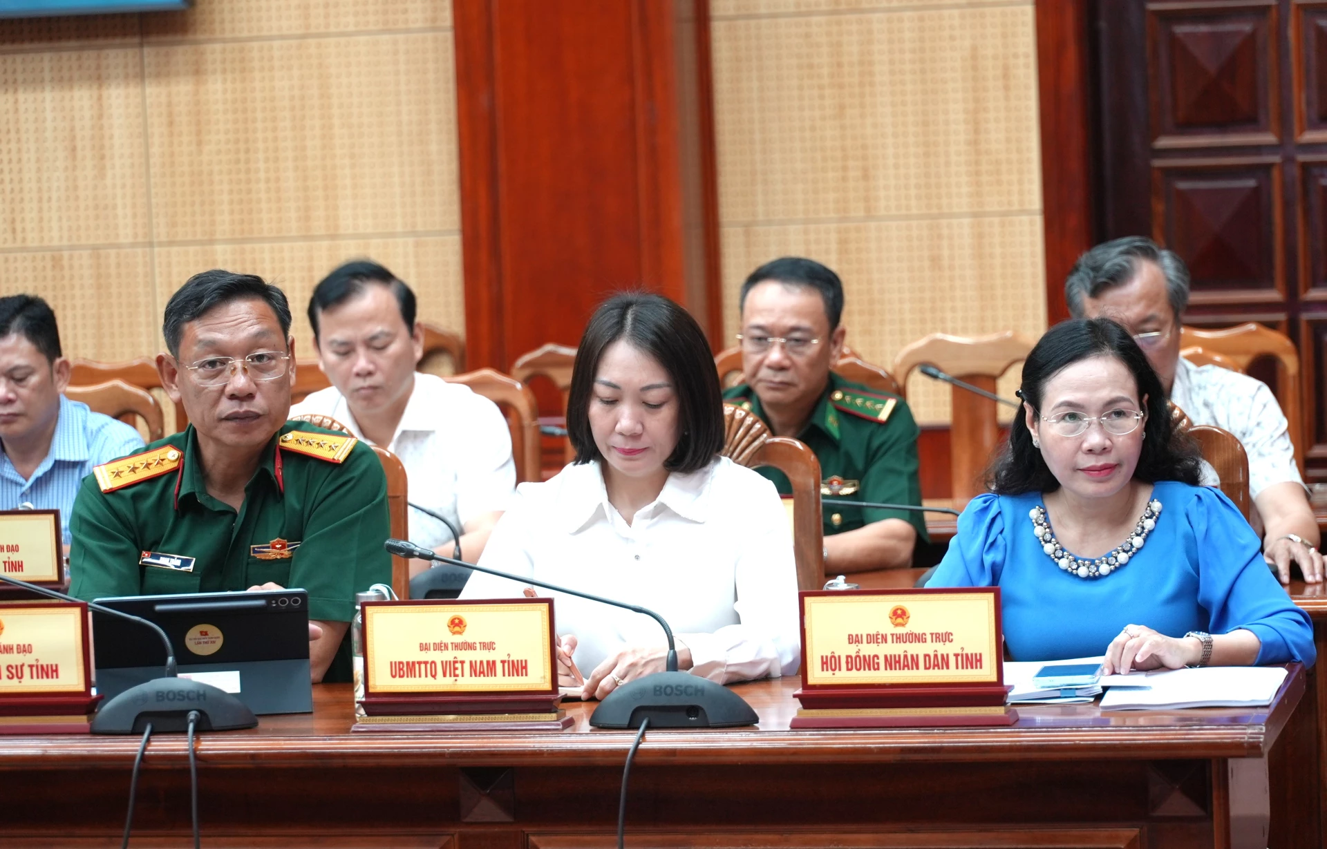 Các đại biểu tham dự phiên họp - Ảnh: T.Đ