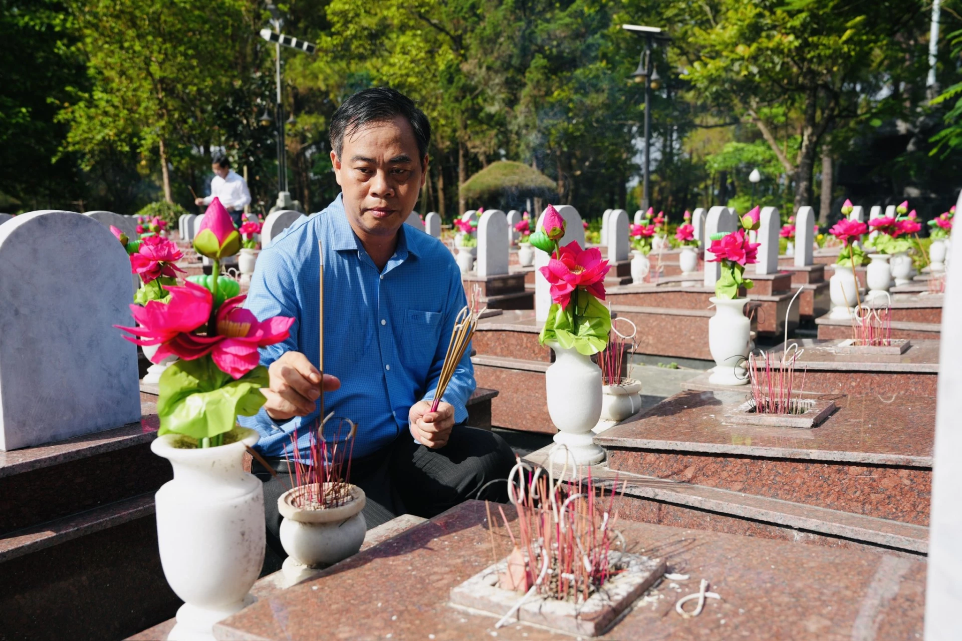 Đồng chí Nguyễn Đăng Quang, Phó Bí thư Tỉnh ủy, Chủ tịch HĐND tỉnh dâng hương lên phần mộ các anh hùng liệt sĩ tại Nghĩa trang liệt sĩ quốc gia Trường Sơn - Ảnh: Mỹ Nhị