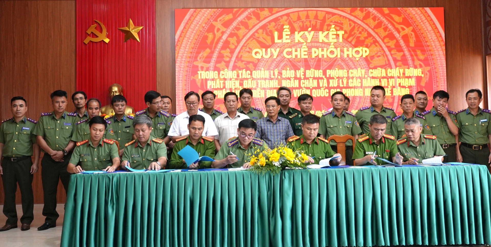 Trung tâm Bảo vệ rừng và Di sản thế giới ký kết quy chế phối hợp với Công an các xã vùng đệm - Ảnh: T.Đ