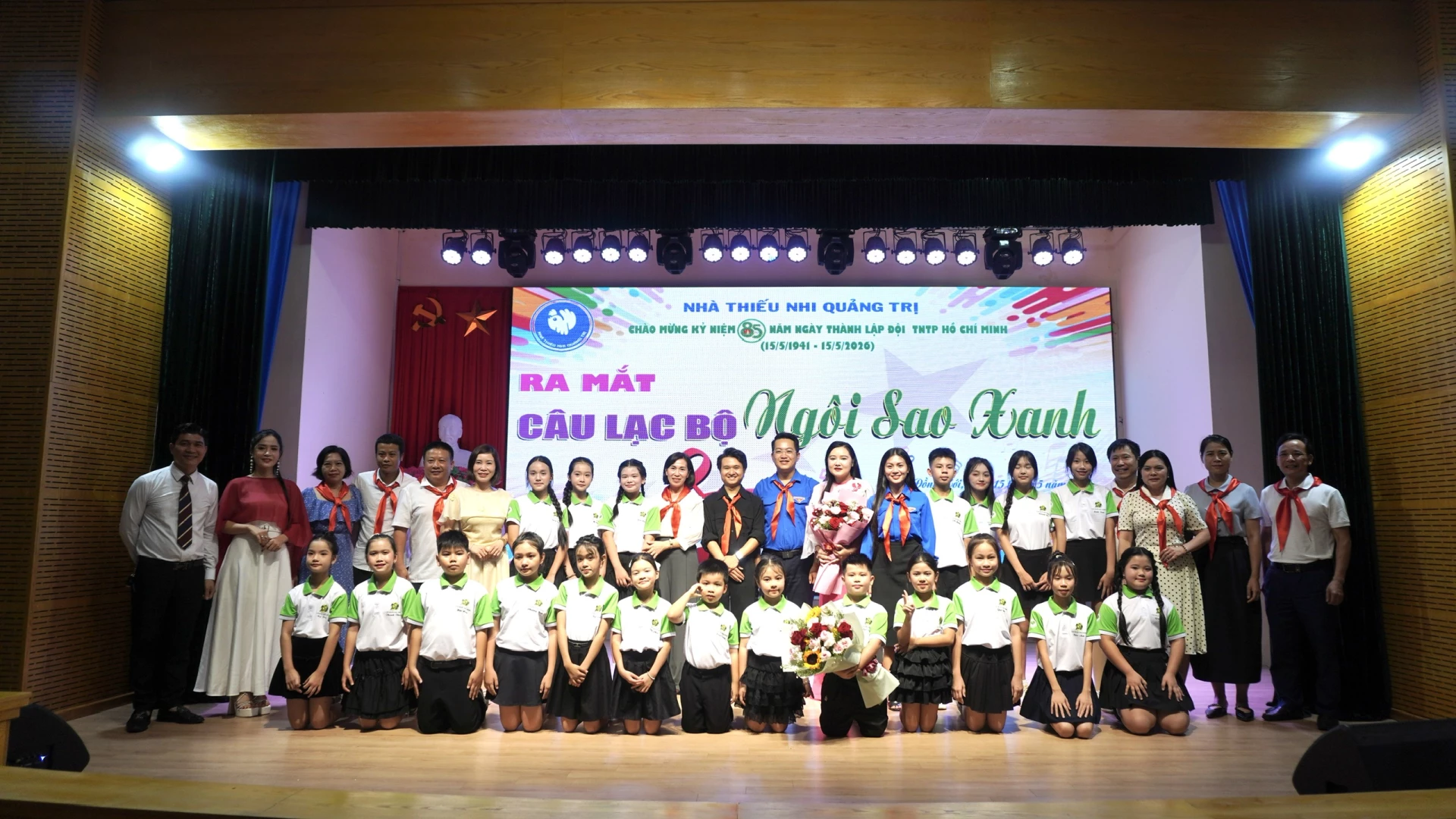 Tặng hoa ra mắt Ban chủ nhiệm và các thành viên Câu lạc bộ “Ngôi Sao Xanh” - Ảnh: H.T