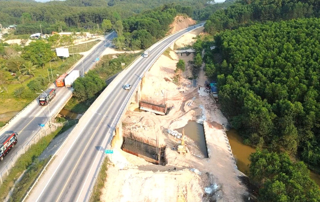 Việc tạm dừng tuyến Cao tốc Cam Lộ - La Sơn nhằm đảm bảo an toàn cho phương tiện và các lực lượng thi công mở rộng tuyến đường.