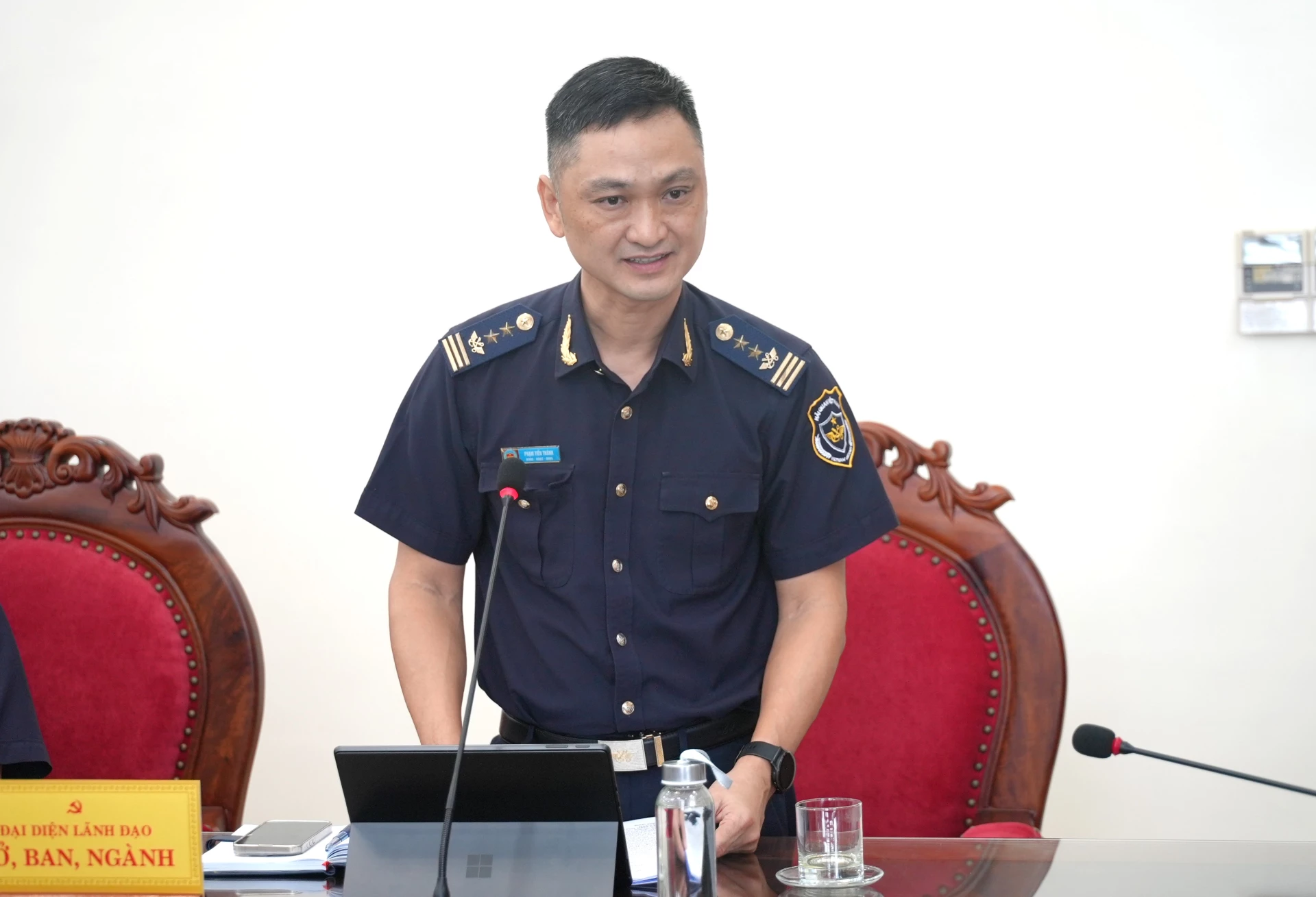 Đại diện Chi cục Hải quan khu vực IX báo cáo về hoạt động xuất nhập khẩu, xuất nhập cảnh, quá cảnh qua địa bàn tỉnh Quảng Trị - Ảnh: T.Đ