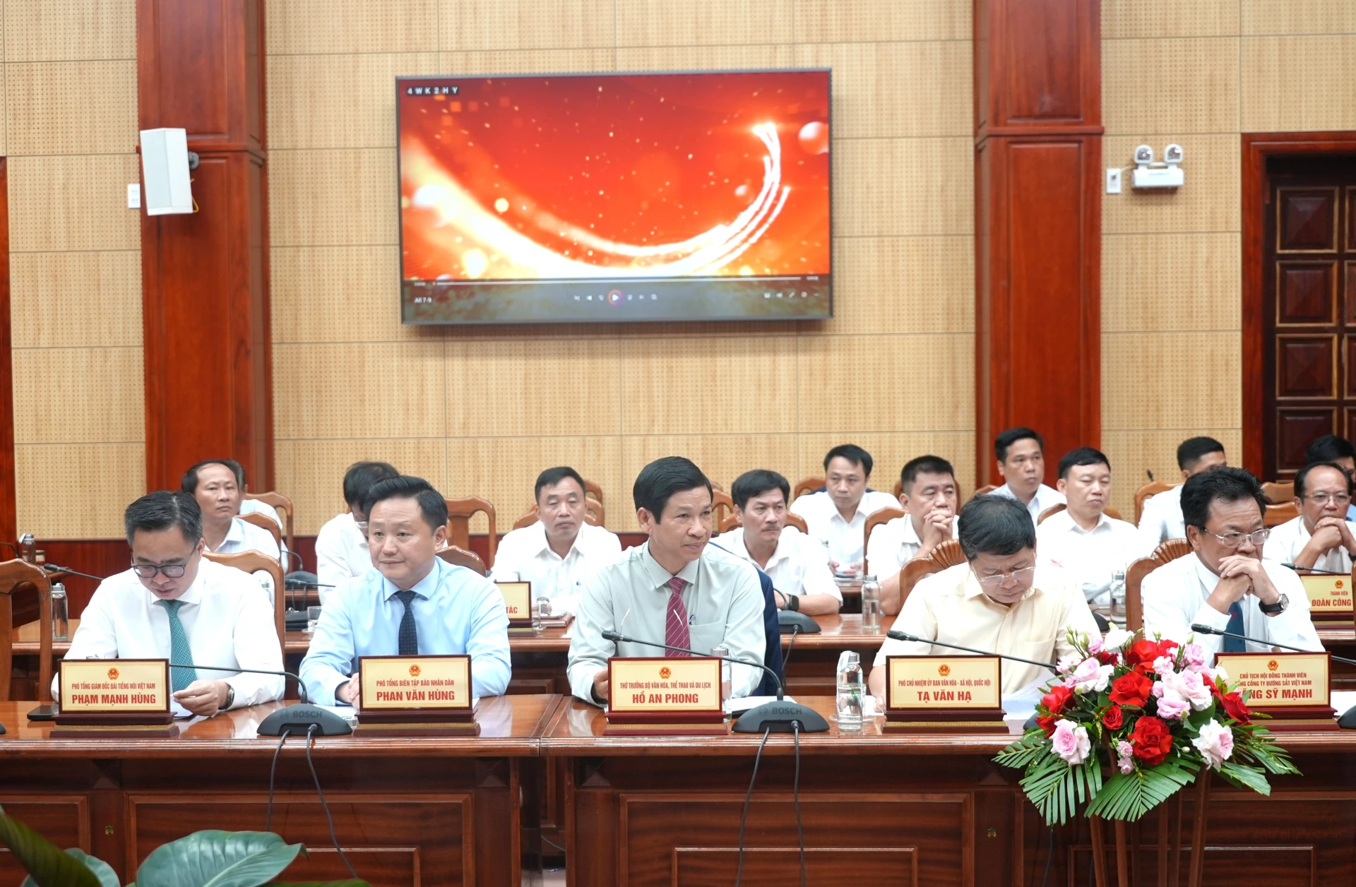 Các đồng chí lãnh đạo các bộ, ngành, cơ quan trung ương và Tổng Công ty Đường sắt Việt Nam tham dự lễ ký kết - Ảnh: T.Đ