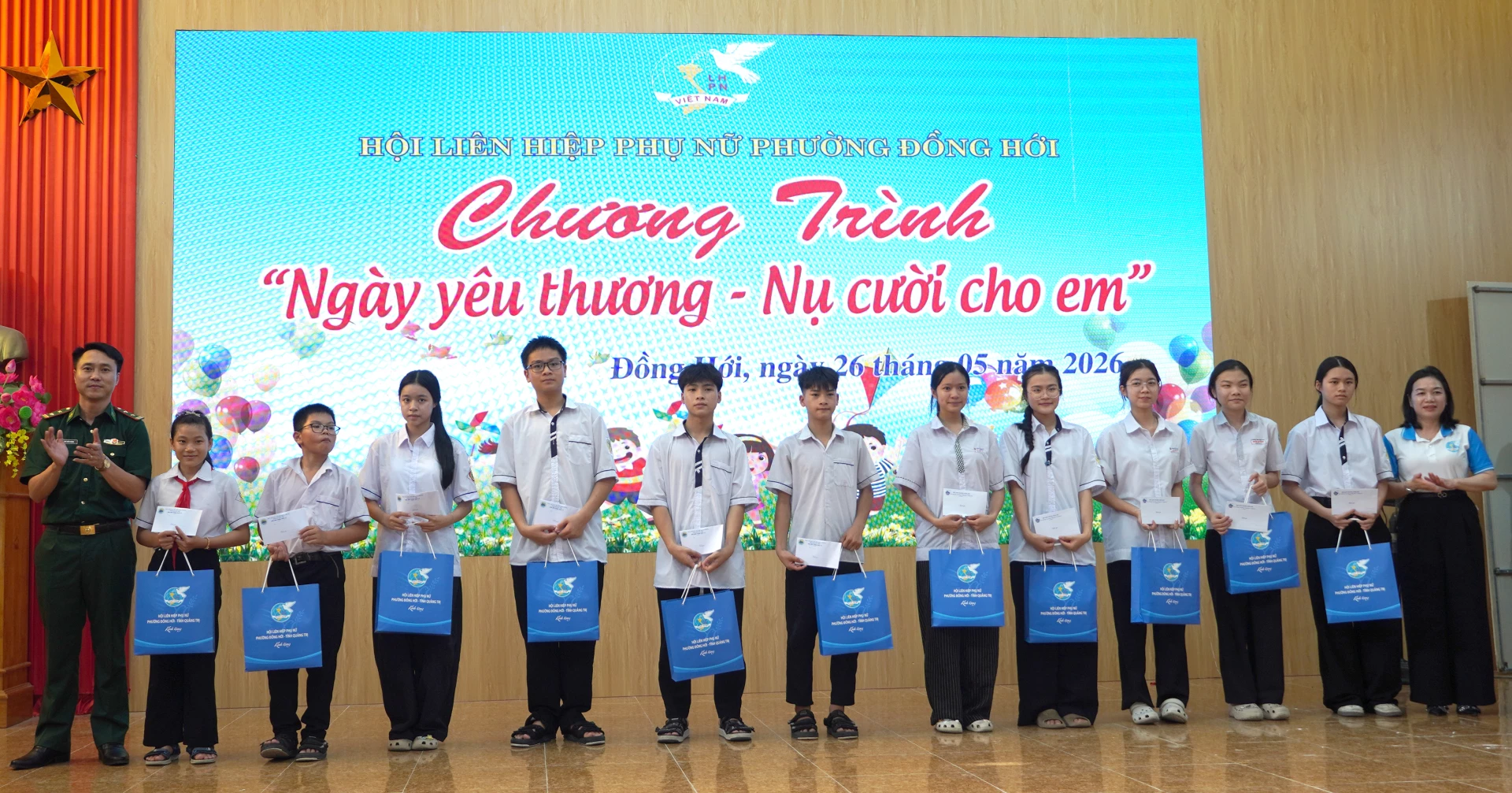 Đại diện lãnh đạo Hội LHPN phường Đồng Hới, Đồn Biên phòng Nhật Lệ trao quà cho các em - Ảnh: H.Tr