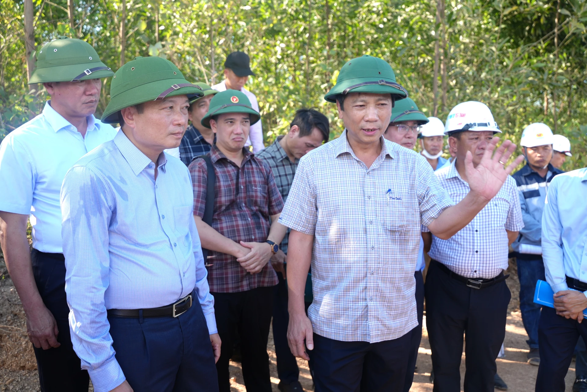 Đồng chí Hoàng Nam, Phó Chủ tịch Thường trực UBND tỉnh báo cáo thêm với đồng chí Lê Hồng Vinh, Chủ tịch UBND tỉnh về tiến độ thực hiện dự án - Ảnh: T.Đ