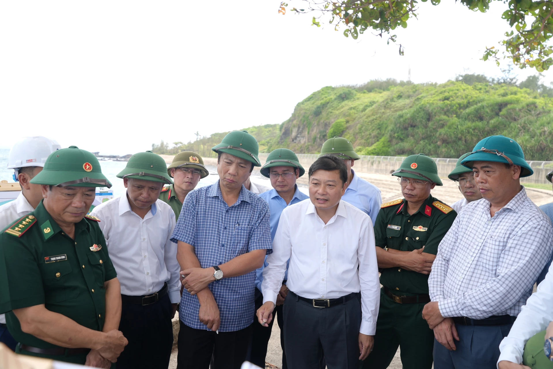 Các đồng chí lãnh đạo tỉnh cho ý kiến về ý tưởng mở rộng và phát triển đặc khu Cồn Cỏ - Ảnh: T.Đ