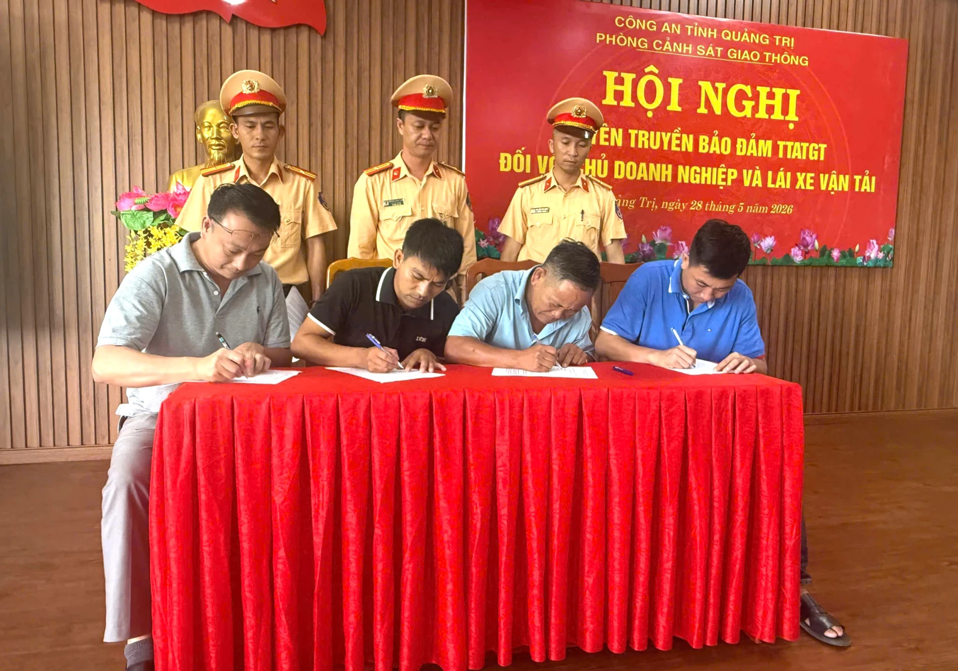 Các doanh nghiệp, chủ phương tiện và lái xe ký cam kết chấp hành pháp luật về đảm bảo TTATGT-  Ảnh: T.Đ