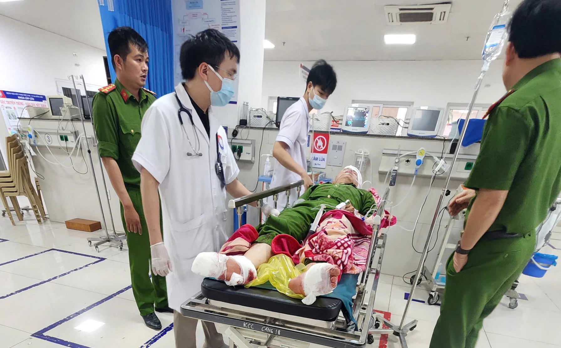 Đại úy công an bị trọng thương đang được cấp cứu.