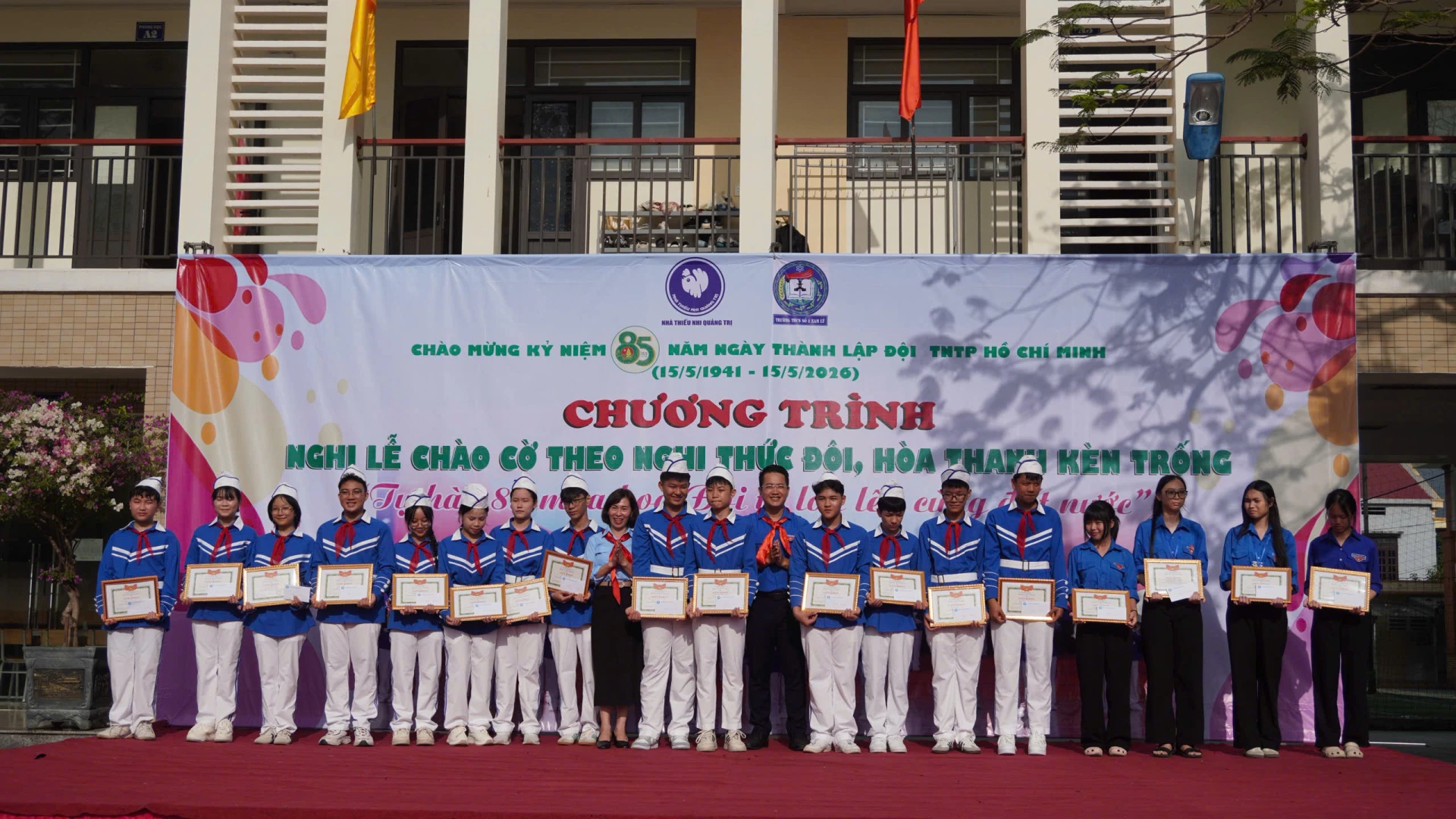 Ban Tổ chức đã trao giấy khen và phần thưởng cho các học sinh có nhiều đóng góp xuất sắc trong các hoạt động của Nhà thiếu nhi năm 2026 - Ảnh: H.T