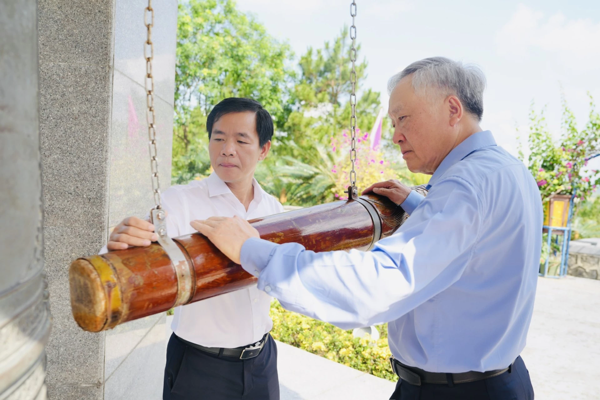 Đồng chí Nguyễn Hòa Bình, nguyên Ủy viên Bộ Chính trị, nguyên Phó Thủ tướng Thường trực Chính phủ và đồng chí Nguyễn Văn Phương, Bí thư Tỉnh ủy Quảng Trị thực hiện nghi thức thỉnh chuông tại Nghĩa trang liệt sĩ quốc gia Đường 9 - Ảnh: Mỹ Nhị