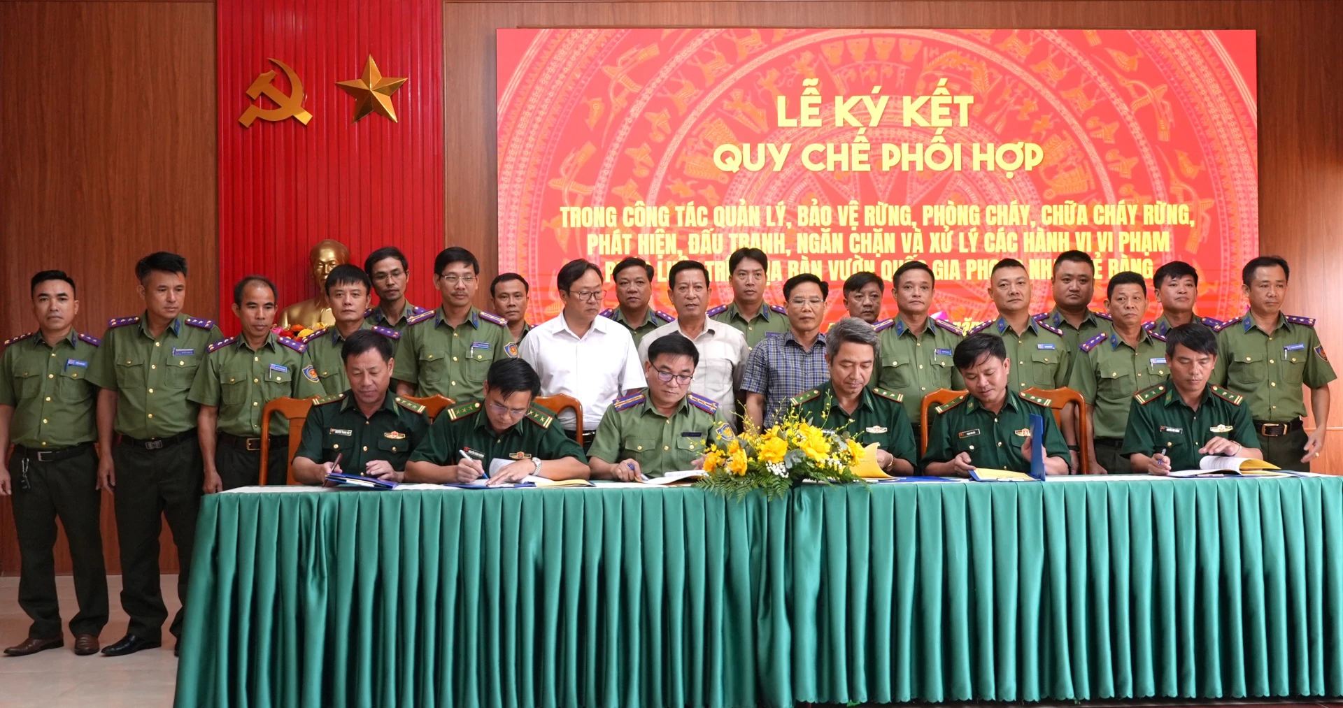 Trung tâm Bảo vệ rừng và Di sản thế giới ký kết quy chế phối hợp với các đồn Biên phòng - Ảnh: T.Đ