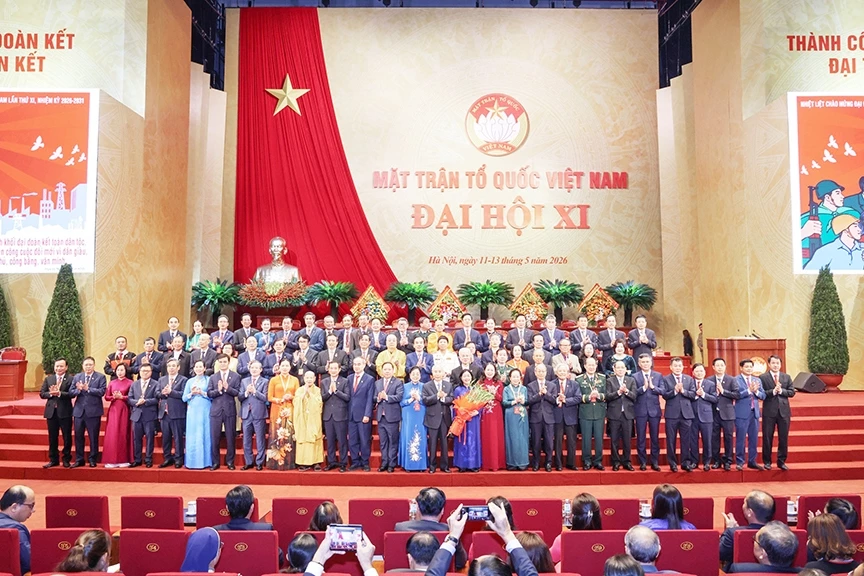 Đồng chí Võ Thị Ánh Xuân, Bí thư Trung ương Đảng, Phó chủ tịch nước tặng hoa chúc mừng Đoàn Chủ tịch Ủy ban Trung ương Mặt trận Tổ quốc Việt Nam khóa XI. 