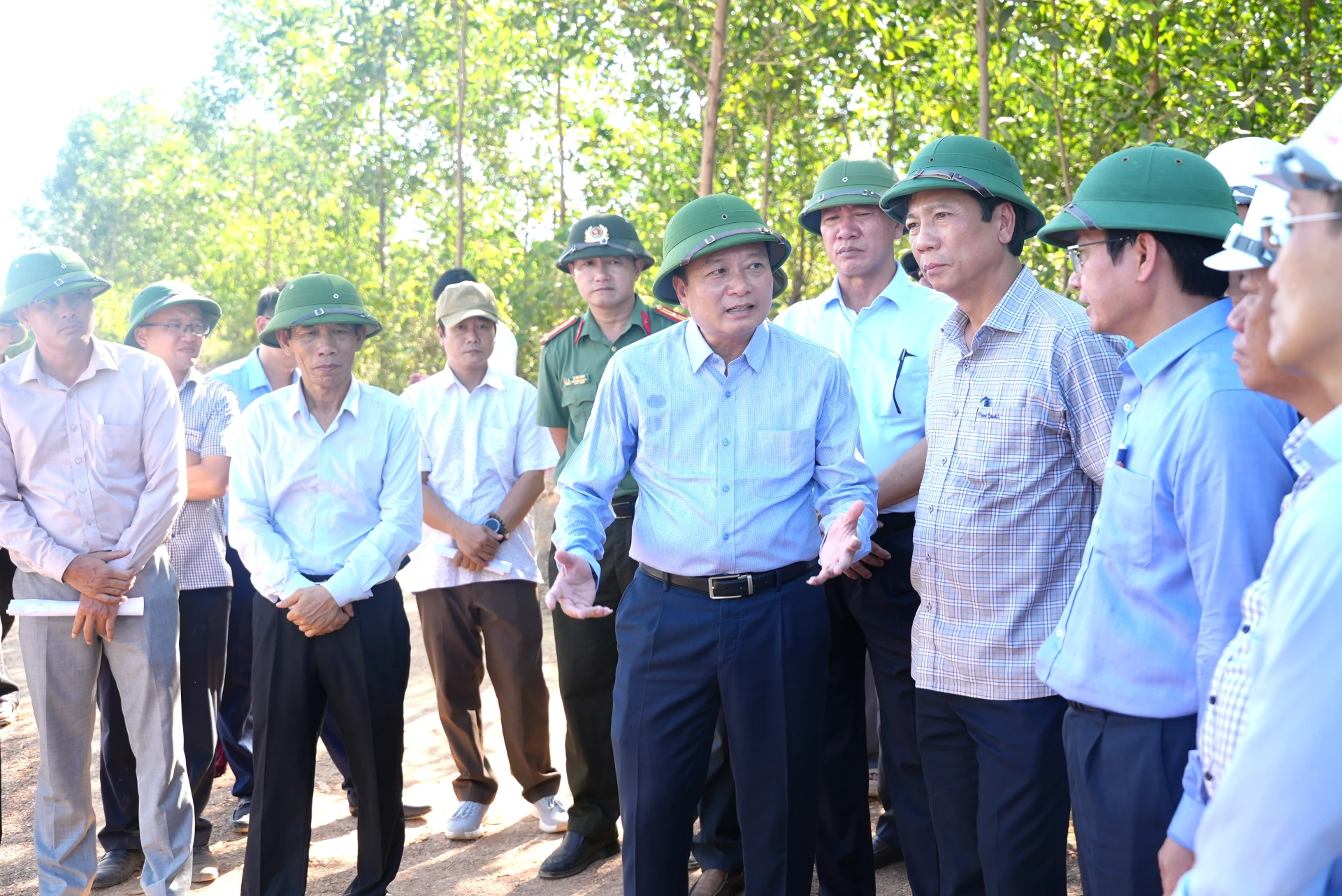 Đồng chí Lê Hồng Vinh, Chủ tịch UBND tỉnh yêu cầu chủ đầu, nhà thầu đẩy nhanh tiến độ thực hiện dự án - Ảnh: T.Đ