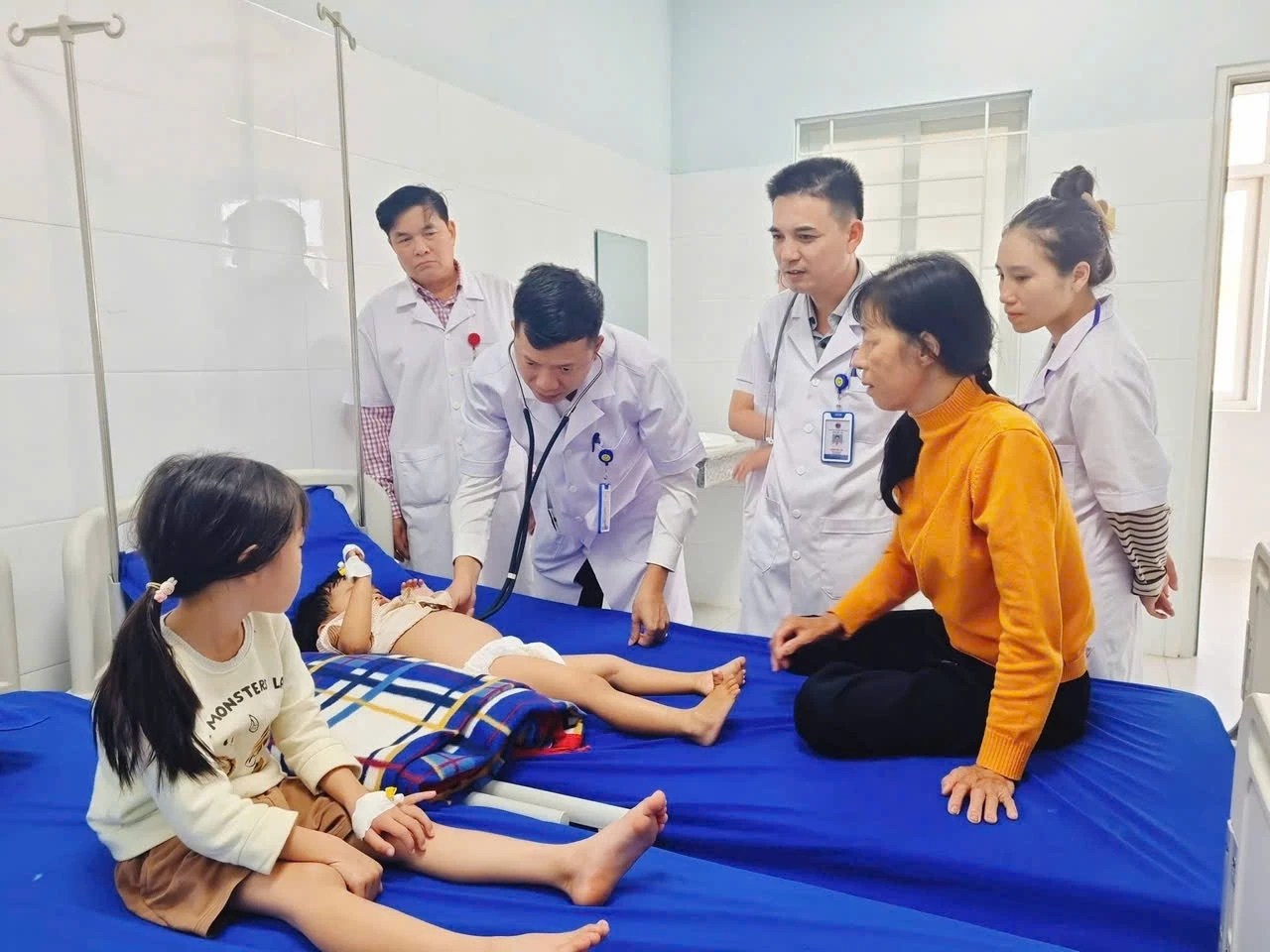 Bác sĩ Uông Đình Thái, Giám đốc Bệnh viện đa khoa khu vực Quảng Trạch thăm khám cho bệnh nhi nhập viện - Ảnh: L.D