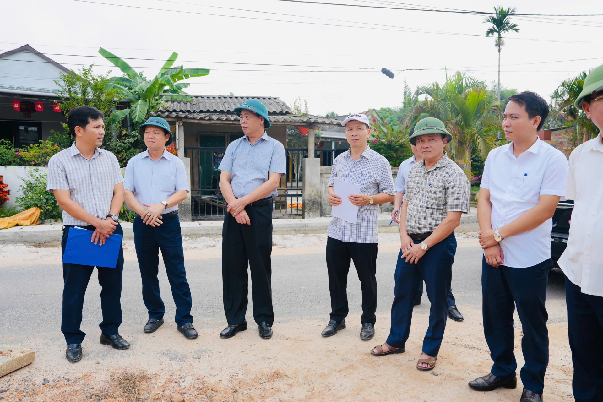 Đồng chí Nguyễn Đăng Quang, Phó Bí thư Tỉnh ủy, Chủ tịch HĐND tỉnh Nguyễn Đăng Quang chỉ đạo các nhà thầu cần tập trung tối đa nhân lực, máy móc để đảm bảo tiến độ thông suốt toàn tuyến trước mùa mưa lũ - Ảnh: Mỹ Nhị 