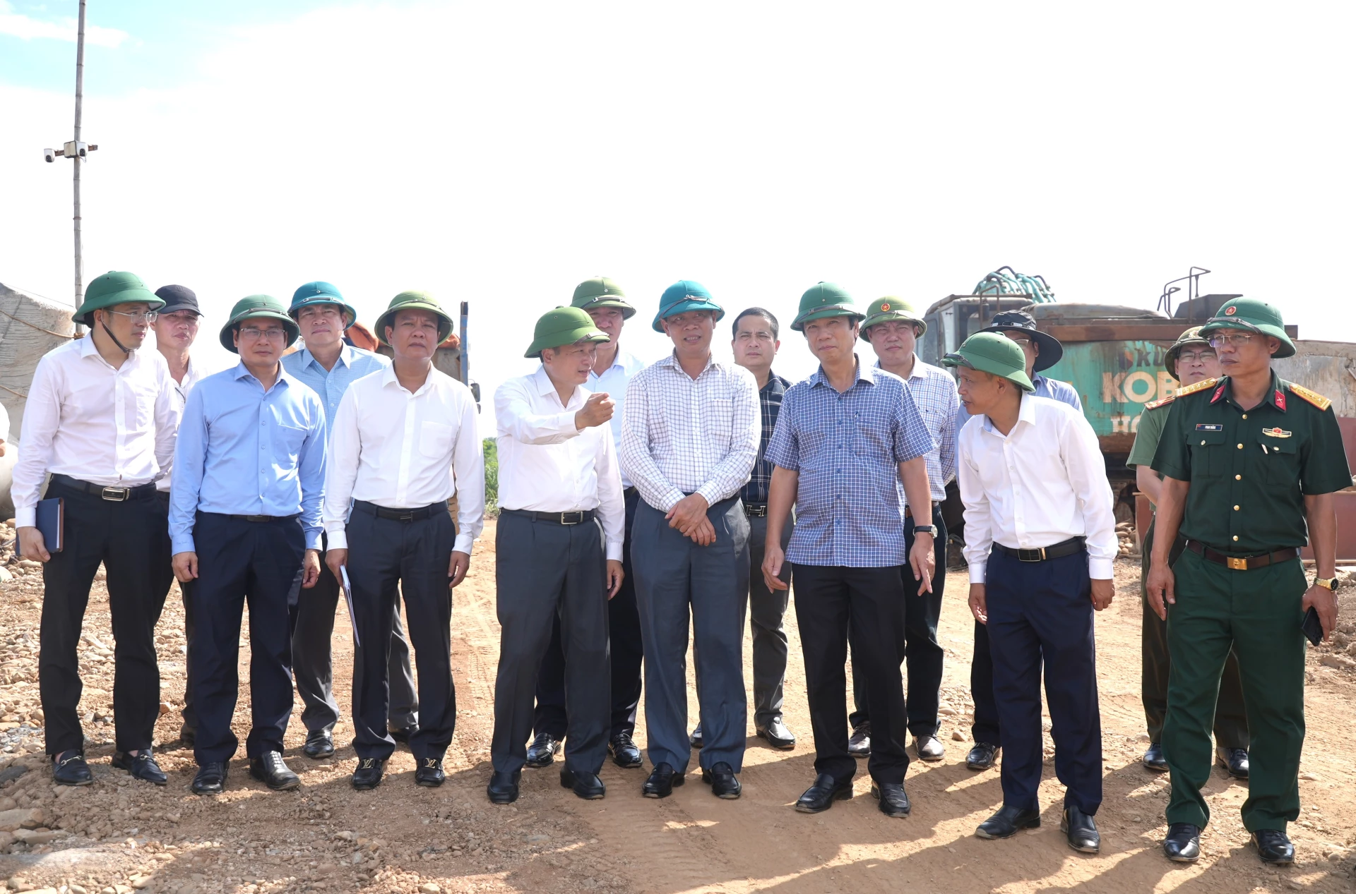 Các đồng chí lãnh đạo tỉnh kiểm tra, khảo sát một số khu vực xung quanh đảo Cồn Cỏ - Ảnh: T.Đ