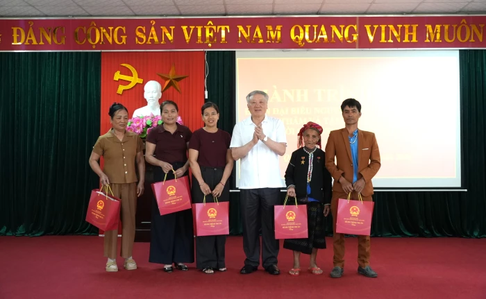 Các đồng chí nguyên lãnh đạo Đảng, Nhà nước thăm, tặng quà người có công tỉnh Quảng Trị